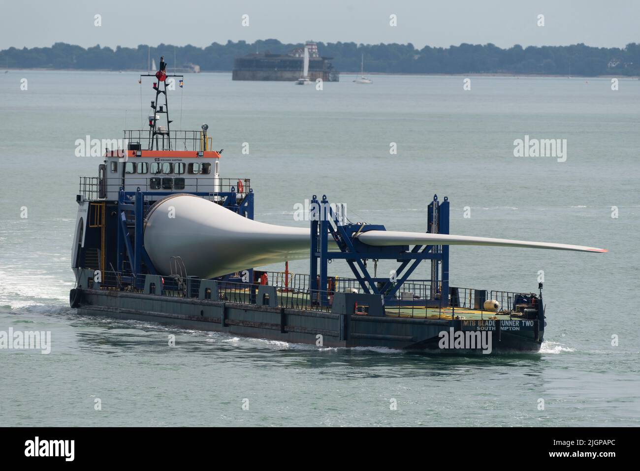 Portsmouth sud de l'Angleterre Royaume-Uni. 2022. Pale d'éolienne en tant que cargaison sur Blade Runner deux navires en cours de traversée du Solent en direction de Portsmouth Harbour. Banque D'Images