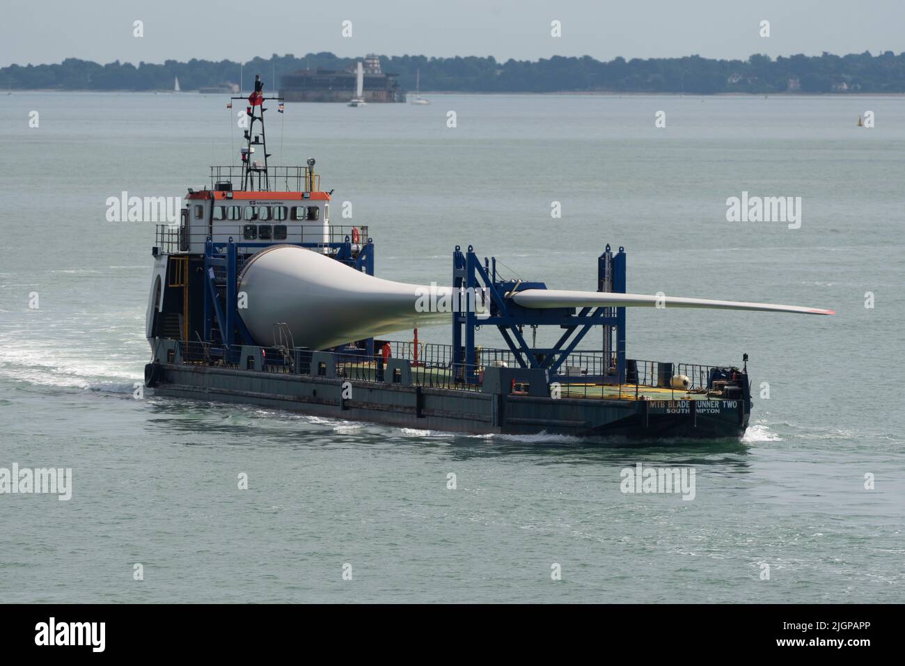 Portsmouth sud de l'Angleterre Royaume-Uni. 2022. Pale d'éolienne en tant que cargaison sur Blade Runner deux navires en cours de traversée du Solent en direction de Portsmouth Harbour. Banque D'Images