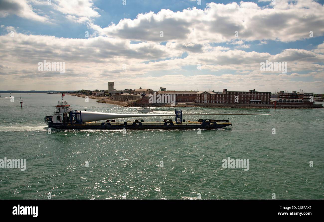 Portsmouth sud de l'Angleterre Royaume-Uni. 2022. Pale d'éolienne comme cargaison sur Blade Runner deux navires en cours dans Portsmouth Harbour. Toile de fond de Gosport, Banque D'Images