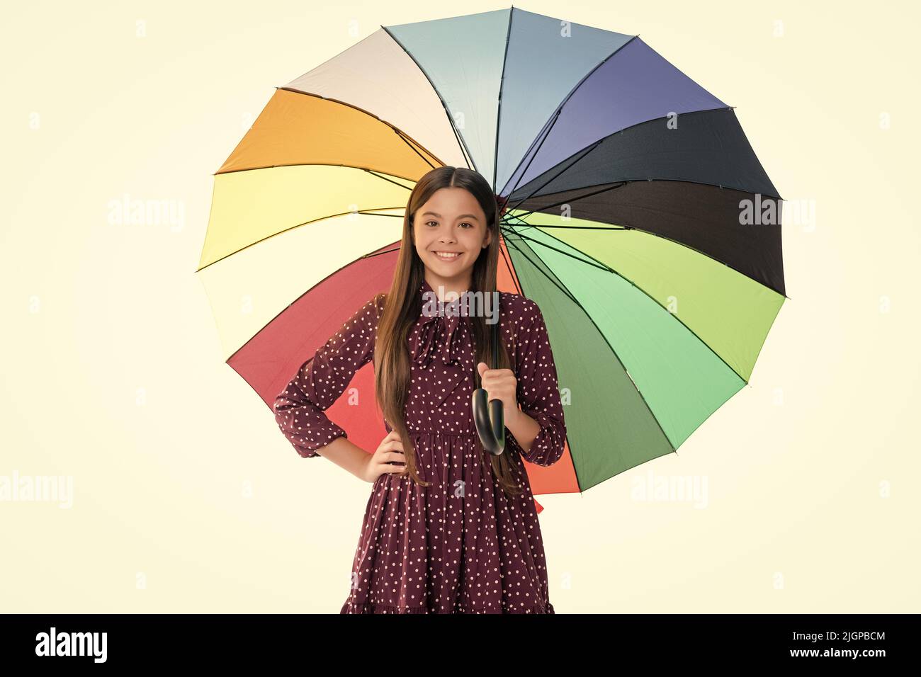 bonne fille de l'adolescence sous parapluie de couleur vive en automne saison isolée sur blanc, automne Banque D'Images