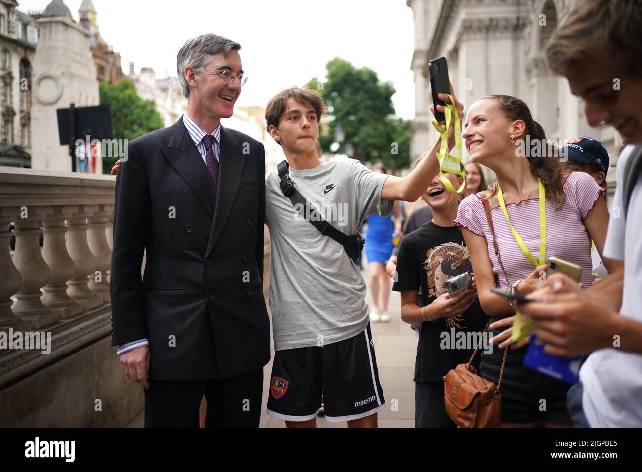 Le ministre des possibilités de Brexit et de l'efficacité gouvernementale au Cabinet Jacob Rees-Mog a pris une photo avec un membre du public à whitehall à Londres. Date de la photo: Mardi 12 juillet 2022. Banque D'Images