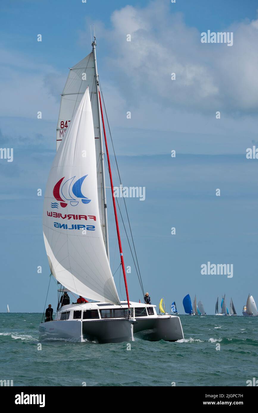 Smart trimaran voilier Triple Vision en compétition dans la course de l'île de Wight Round the Island Yacht qui s'est tenue sur la côte sud de l'Angleterre Banque D'Images