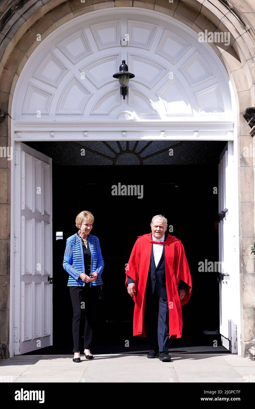 Jack Nicklaus (à droite), avec sa femme Barbara Nicklaus, après avoir été nommé citoyen honoraire de St Andrews par le Royal Burgh of St Andrews Community Council lors de la cérémonie à la salle des jeunes, à St Andrews. Date de la photo: Mardi 12 juillet 2022. Banque D'Images