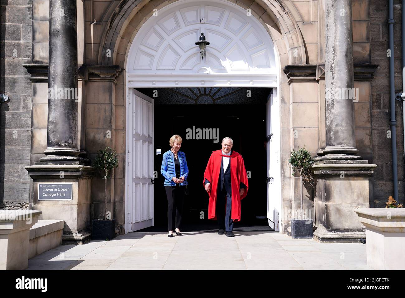 Jack Nicklaus (à droite), avec sa femme Barbara Nicklaus, après avoir été nommé citoyen honoraire de St Andrews par le Royal Burgh of St Andrews Community Council lors de la cérémonie à la salle des jeunes, à St Andrews. Date de la photo: Mardi 12 juillet 2022. Banque D'Images