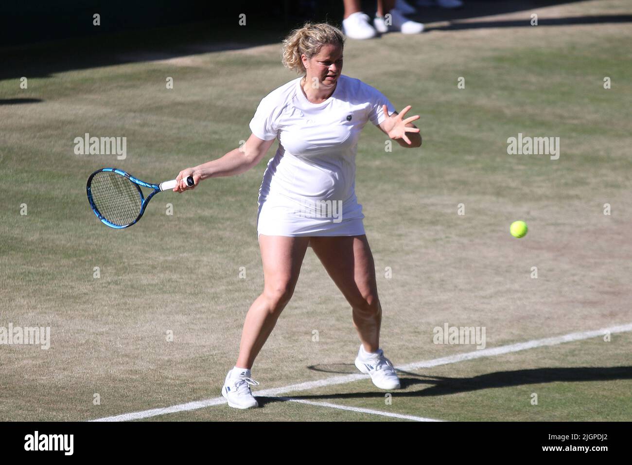 Kim Clijsters de Belgique jouant dans l'invitation des dames double à Wimbledon 2022 avec sa partenaire Martina Hingis de Suisse. Banque D'Images