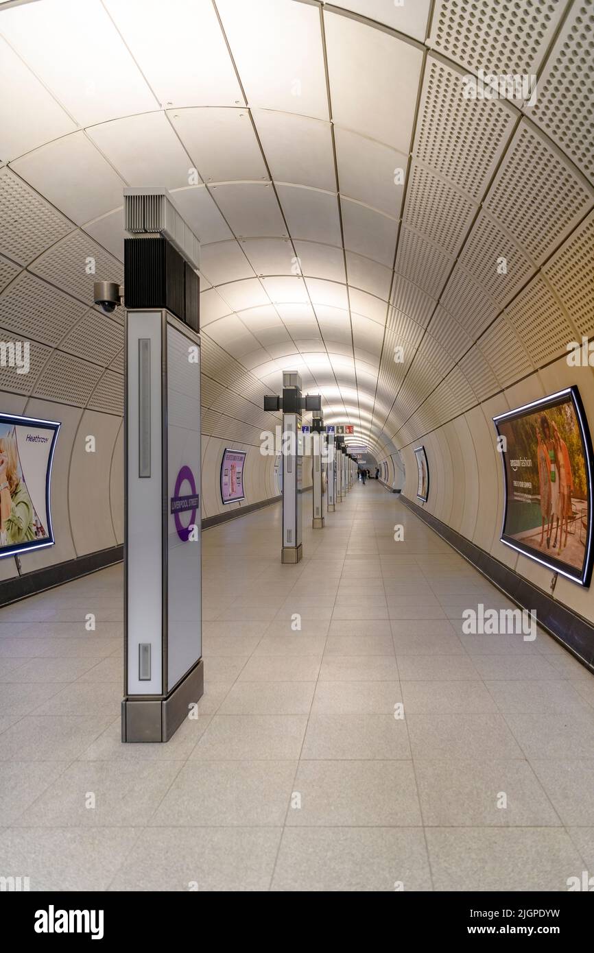 En dessous du sol à la station de métro Liverpool Street sur la nouvelle ligne de métro Elizabeth Line à Londres. Avec des sorties vers Moorgate et Liverpool Street. Banque D'Images