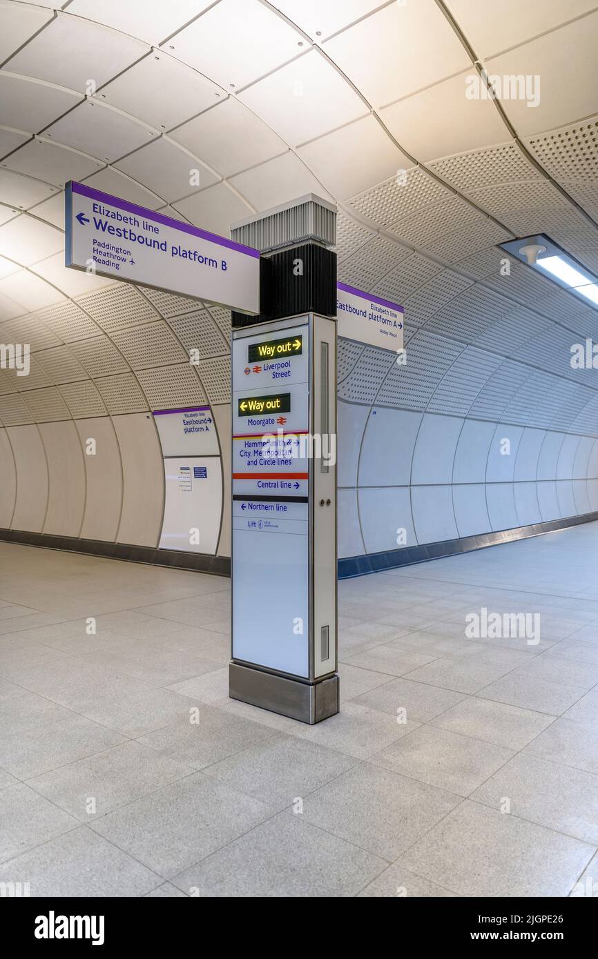 En dessous du sol à la station de métro Liverpool Street sur la nouvelle ligne de métro Elizabeth Line à Londres. Avec des sorties vers Moorgate et Liverpool Street. Banque D'Images