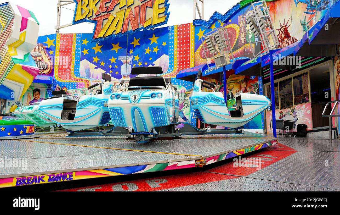 Promenade en plein air dans la célèbre foire « Rheinkirmes » 2022 à Düsseldorf/Allemagne, la plus grande foire du Rhin. Banque D'Images