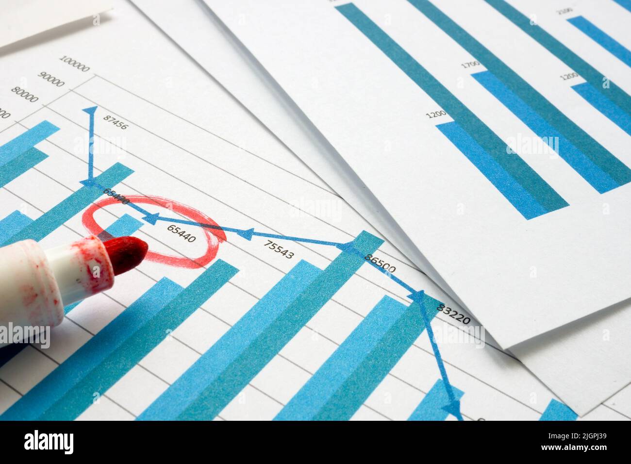 Graphique commercial avec numéro entouré. Concept d'audit financier. Banque D'Images