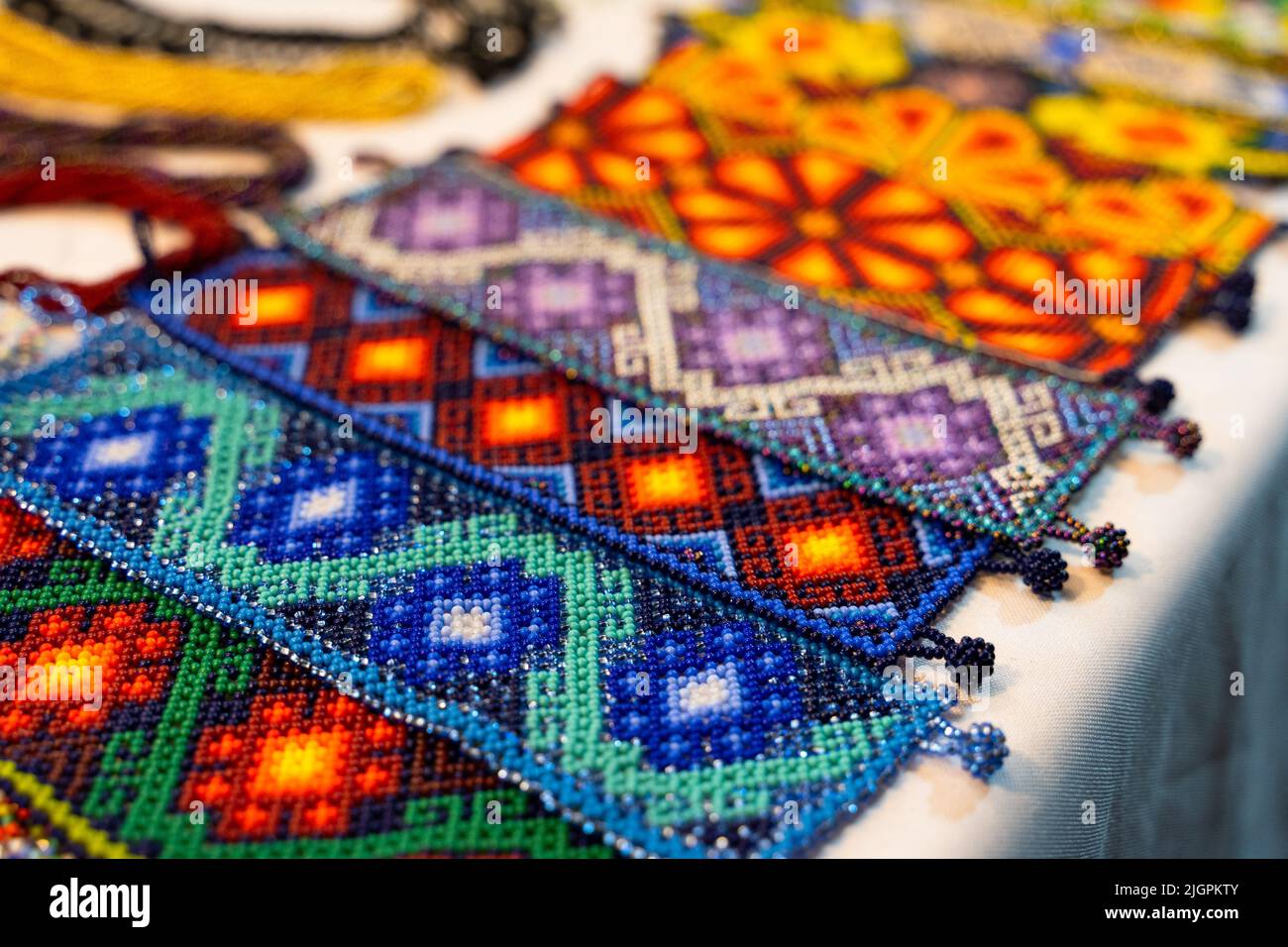 Bracelets huichol colorés au marché de nuit à Guadalajara, au Mexique. Souvenirs artisanaux mexicains traditionnels Banque D'Images