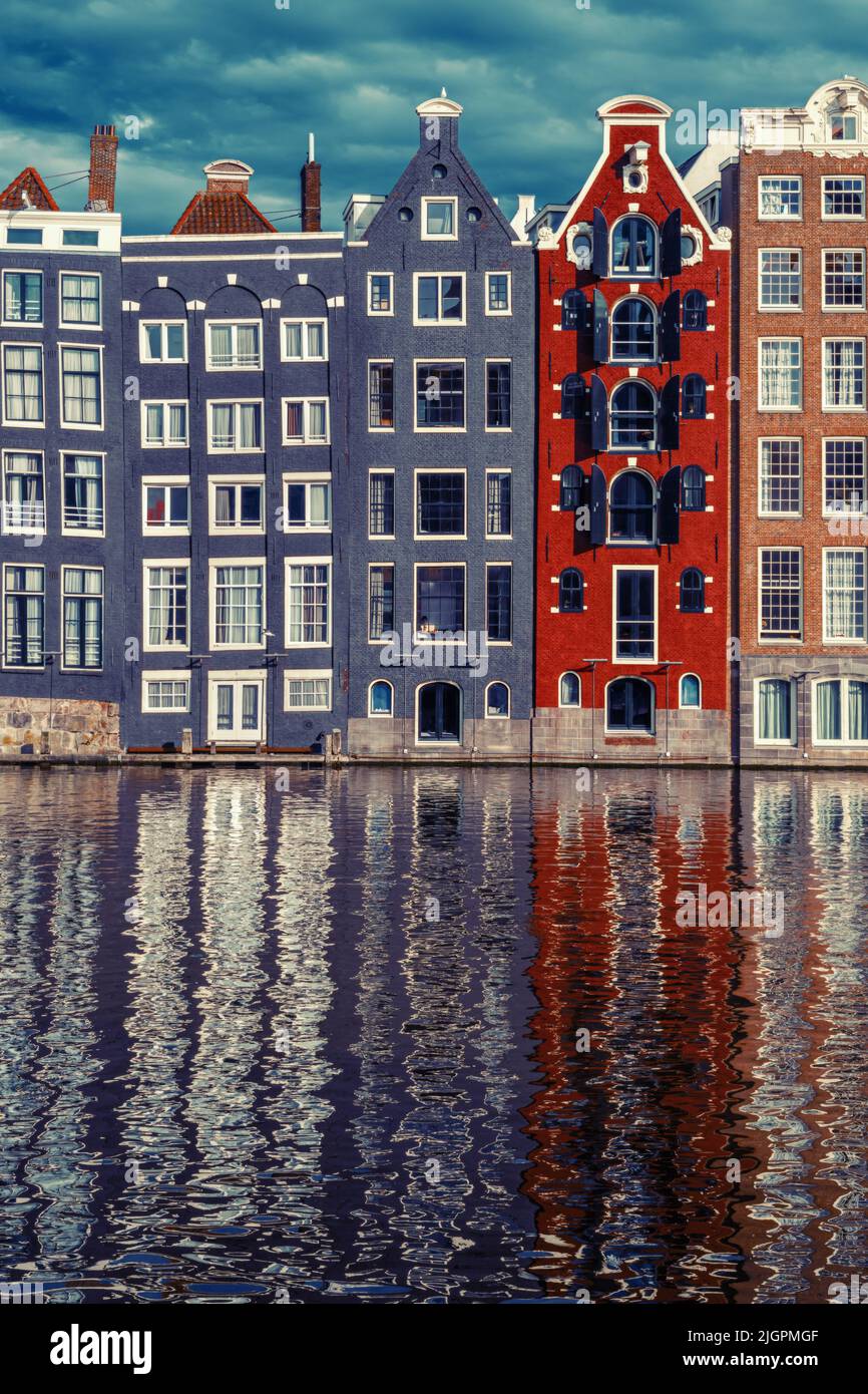 Anciennes maisons historiques au Canal autour de Damrak Amsterdam Banque D'Images