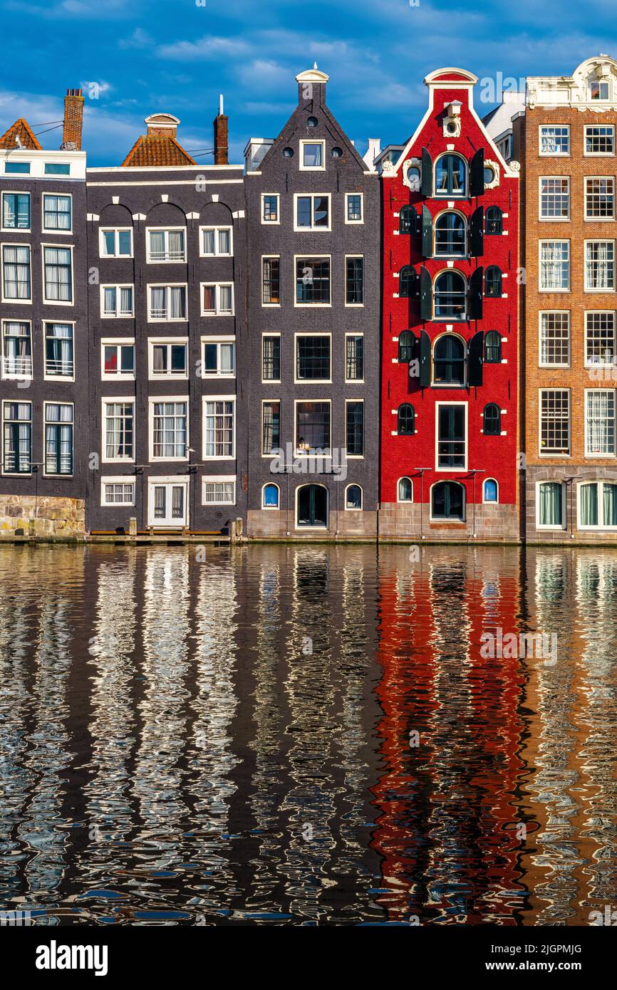 Anciennes maisons historiques au Canal autour de Damrak Amsterdam Banque D'Images
