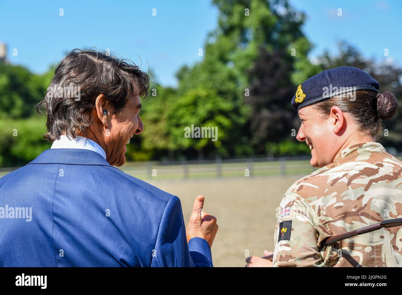 Château de Windsor, Windsor, Berkshire, Royaume-Uni. 8th juillet 2022. EMBARQUEMENT JUSQU'au 12th JUILLET Tom Cruise rencontre les membres de la troupe du roi Royal Horse Artillery, qu'il a présenté lors de la célébration du Jubilé de platine en mai, lors d'une visite privée dans le domaine privé du château de Windsor Credit:Peter Nixon/Alamy Live News Banque D'Images