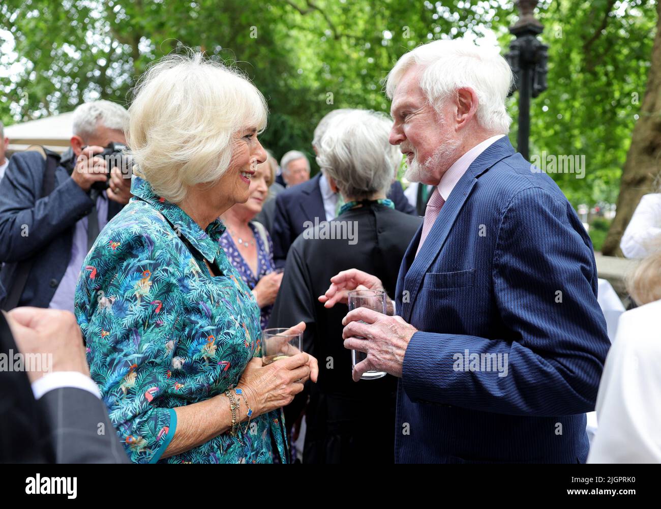 La duchesse de Cornouailles avec Sir Derek Jacobi pendant le déjeuner Oldie, en célébration de son anniversaire de 75th au National Liberal Club, Londres. Date de la photo: Mardi 12 juillet 2022. Banque D'Images