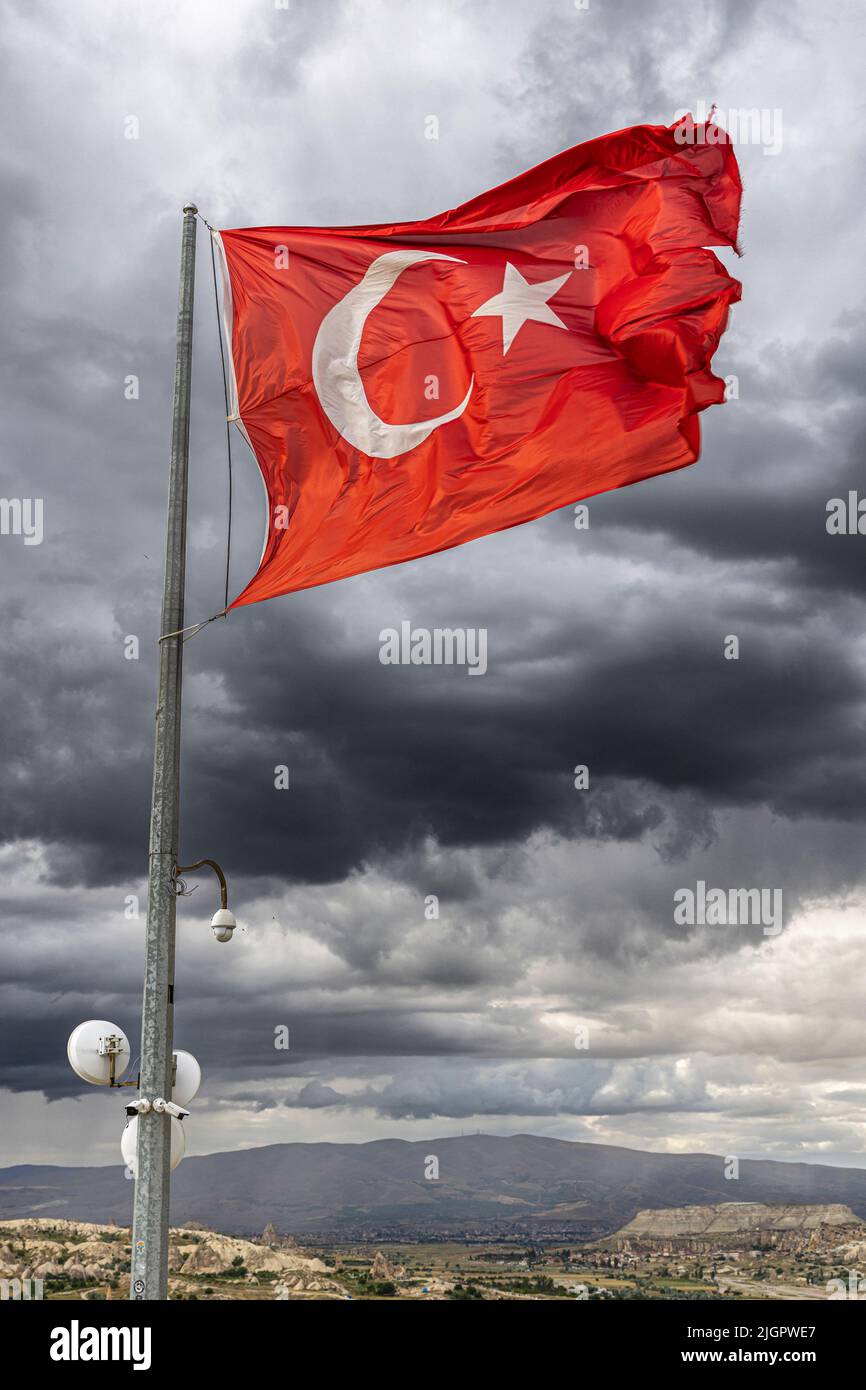 drapeau de la turquie survolant la ville de göreme en turquie Banque D'Images