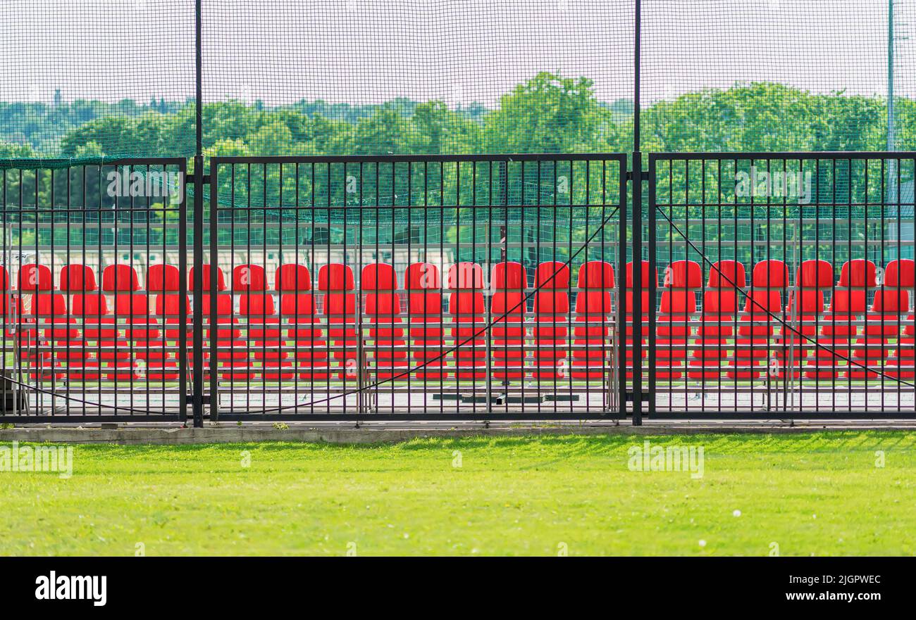 Sièges de stade vides en plastique, vue arrière, sur un stade vide à l'extérieur en été Banque D'Images
