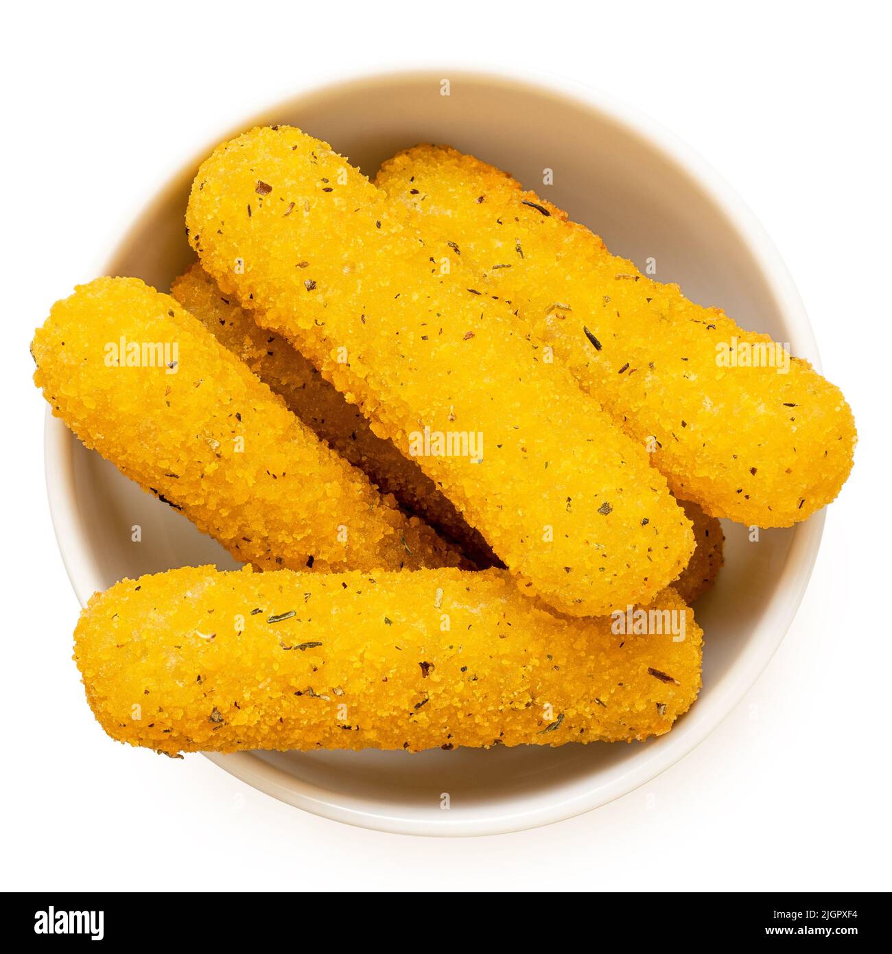 Bâtonnets de mozzarella panés frits avec herbes dans un bol en céramique blanc isolé sur blanc. Vue de dessus. Banque D'Images