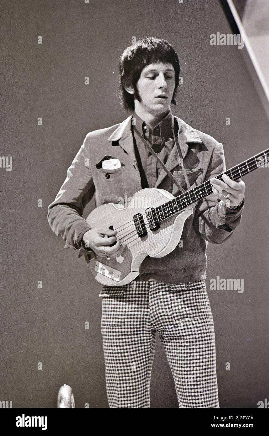 L'OMS John Entwistle sur prêt, stable, allez! en 1966 Banque D'Images