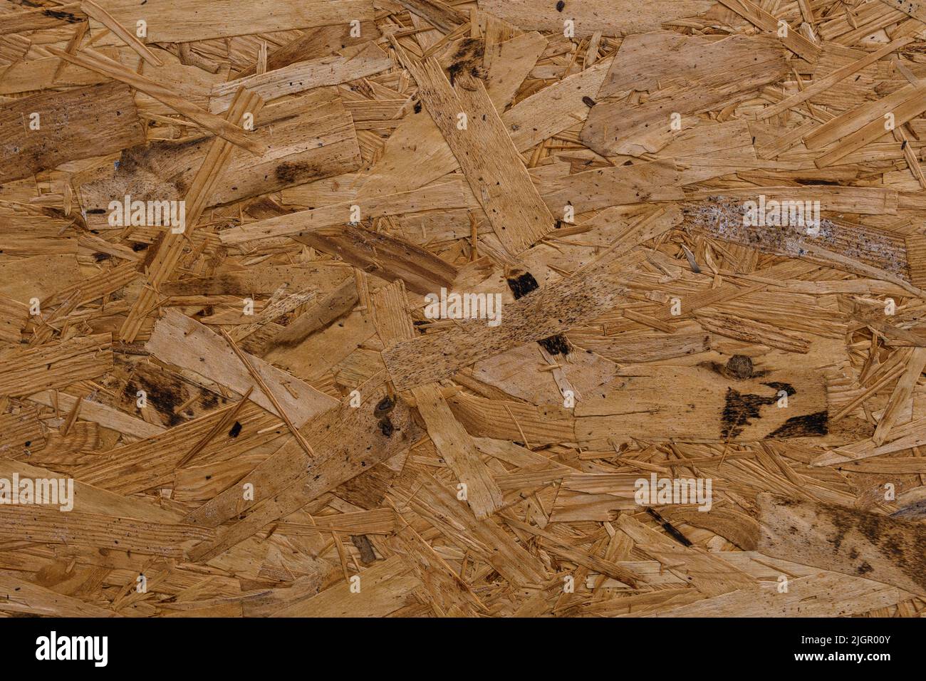 Papier peint à panneaux de fibres orientés. Arrière-plan abstrait en bois. Le matériau de construction en bois naturel pour les travaux de finition. Déchets de travail du bois. Matériau de texture du bois. Banque D'Images
