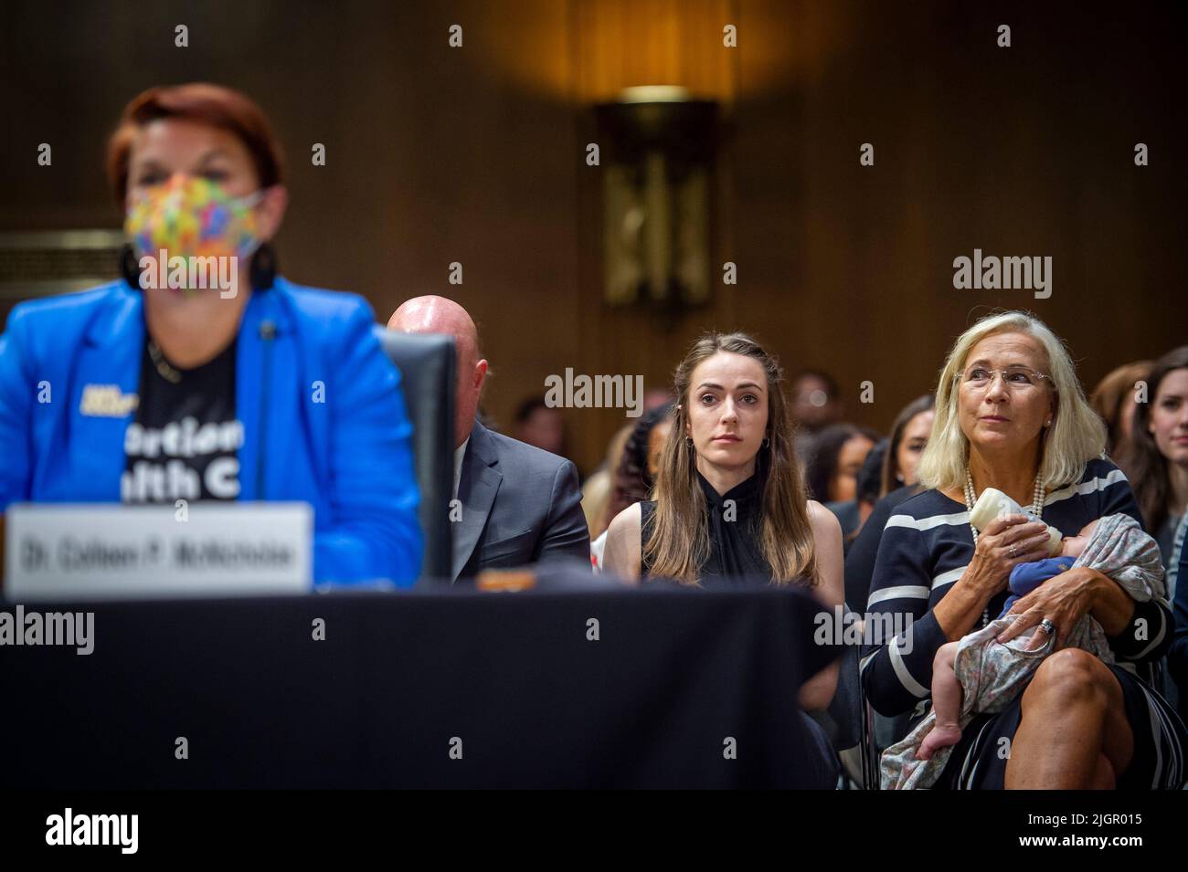 Dixey Teel, à droite, tient sa petite-fille de quatre mois Eve Harle en tant que Dre Colleen P. McNicholas, médecin hygiéniste en chef, Planned Parenthood of the St. Louis Region et Southwest Missouri, à gauche, siège à la table des témoins lors d'une audience du Comité sénatorial sur la magistrature pour examiner une Amérique post-Roe, Se concentrer sur les conséquences juridiques de la décision Dobbs, dans l'édifice Dirksen du bureau du Sénat à Washington, DC, mardi, 12 juillet 2022. Mme Teelâs fille Denise Harle, avocate-conseil et directrice du Centre for Life Alliance Defending Freedom, est témoin durant l'audience. Crédit : tige Banque D'Images