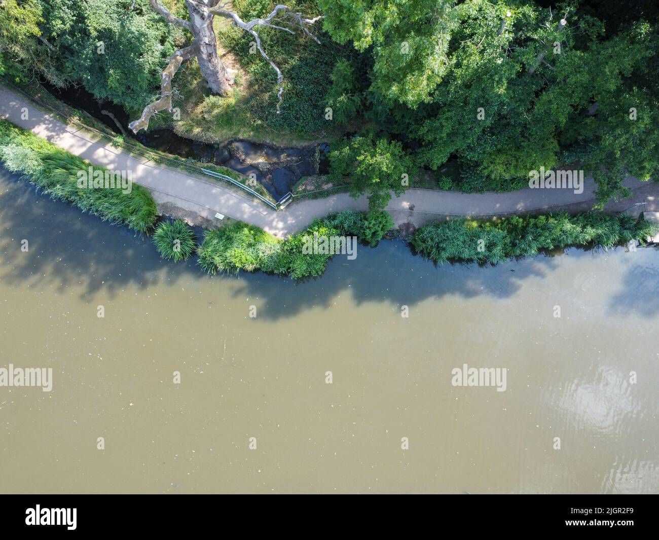 Plan descendant du lac et du chemin dans Barclay Park Banque D'Images