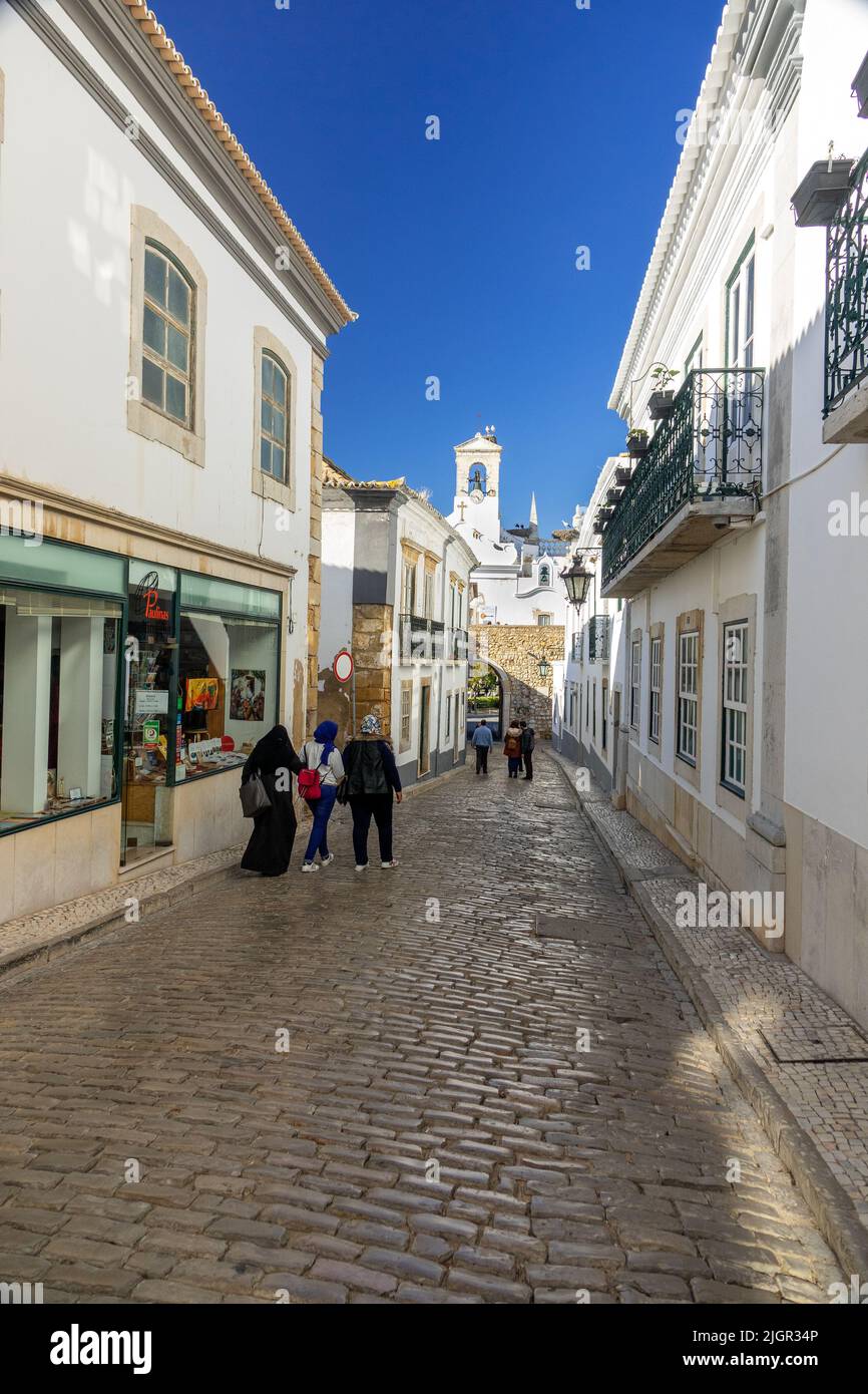 Touristes à pied à l'Arco da Vila Faro Portugal une des portes d'origine dans la vieille ville de Faro l'Algarve Portugal, deux Storks Stand on Top T. Banque D'Images