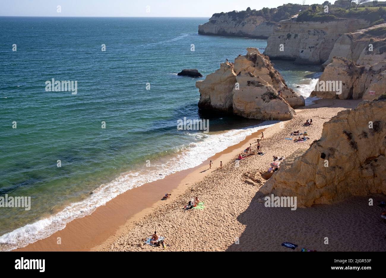 Personnes sur la plage de sable blanc dans la région de Porches, district de Lagoa, Algarve, Portugal Banque D'Images