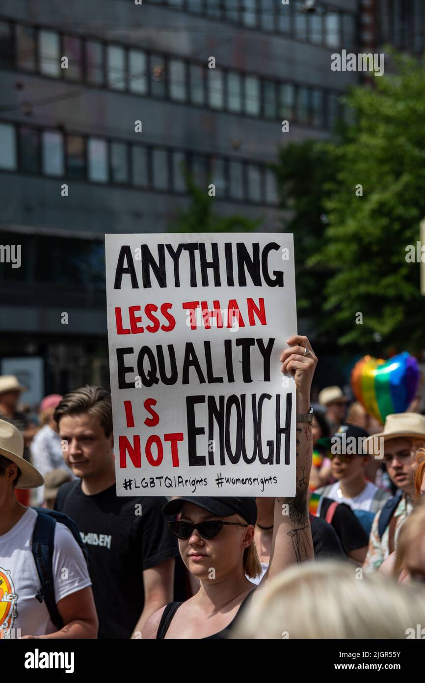 Rien de moins que l'égalité ne suffit pas. Panneau écrit à la main au défilé Helsinki Pride 2022 à Mannerheimintie, Helsinki, Finlande. Banque D'Images