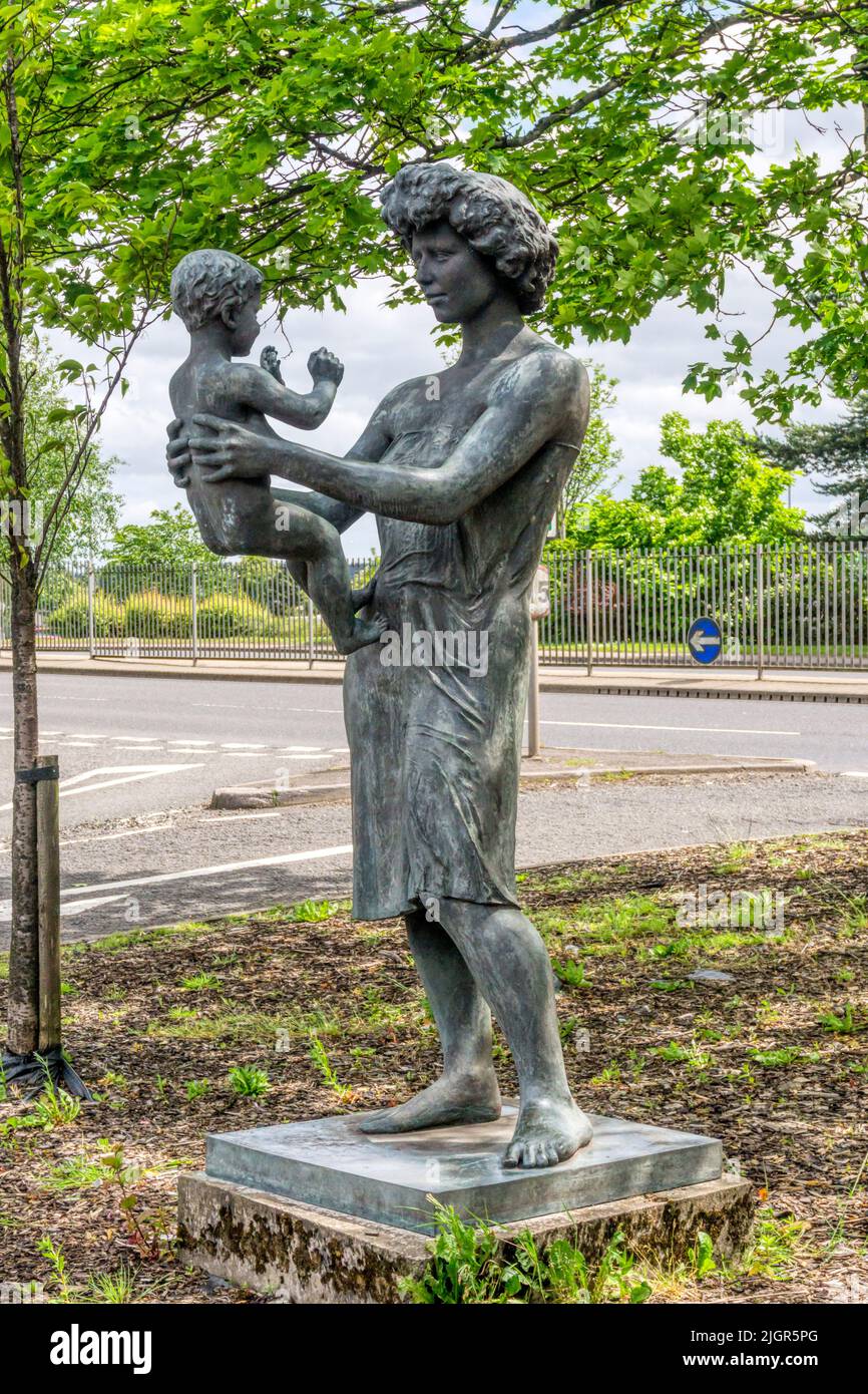 Statue de mère et d'enfant à Cumbernauld. Banque D'Images