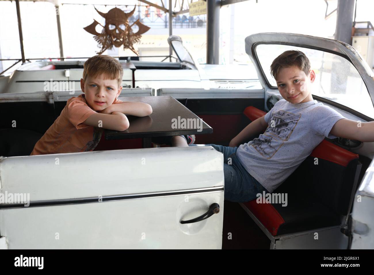 Portrait des enfants à la table du restaurant en voiture Banque D'Images
