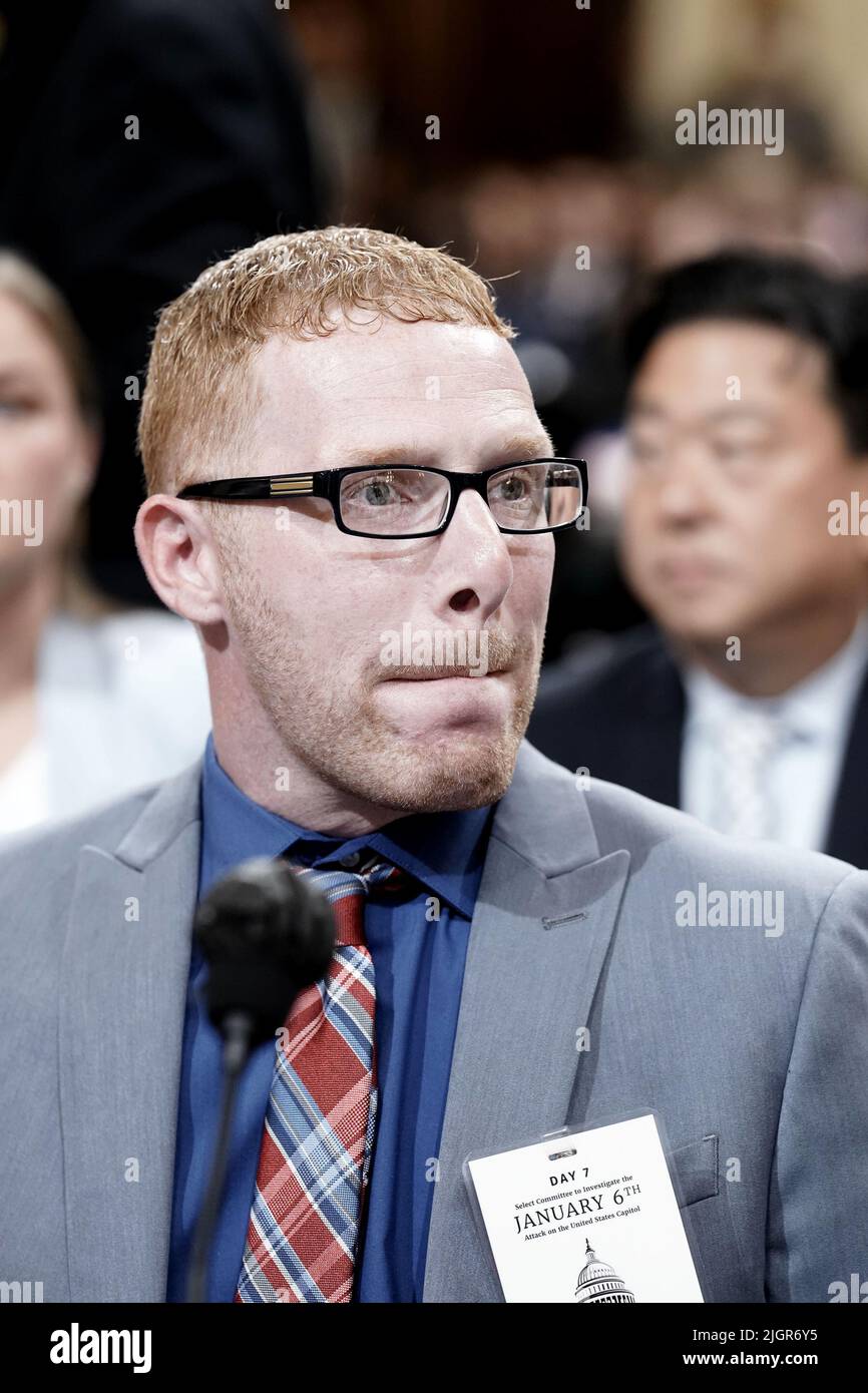 Washington, États-Unis. 12th juillet 2022. Stephen Ayers, un défendeur anti-émeute du Capitole, se prépare à témoigner devant le comité spécial de la Chambre des communes qui enquête sur l'attaque du 6 janvier contre la septième audience publique du Capitole des États-Unis à Washington, DC mardi, 12 juillet 2022. Photo par Ken Cendeno/UPI crédit: UPI/Alay Live News Banque D'Images