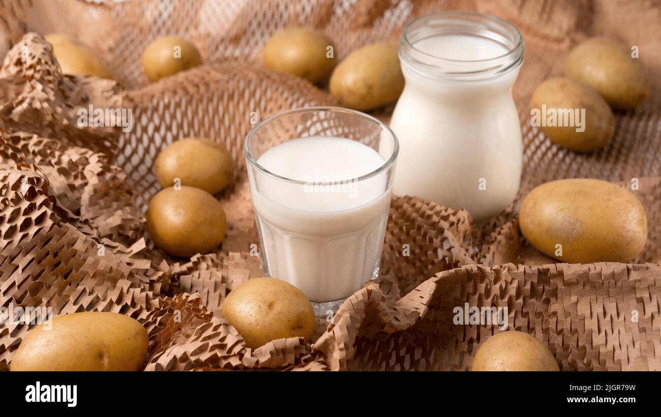 Autre lait de pomme de terre à base végétale Banque D'Images Autre lait de pomme de terre à base végétale Banque D'Images