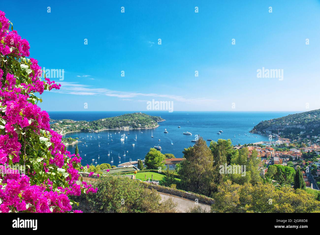 Vue panoramique sur la mer Méditerranée. Vacances d'été avec fleurs de rhododendron Banque D'Images