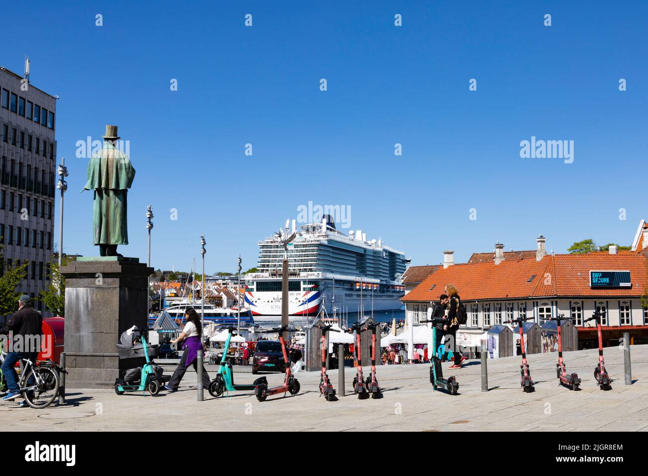Marché de Skagenkaien avec les touristes. Le navire de croisière P&O MS Iona est amarré en arrière-plan. La statue d'Alexandre Kielland est là., Stavanger, N Banque D'Images