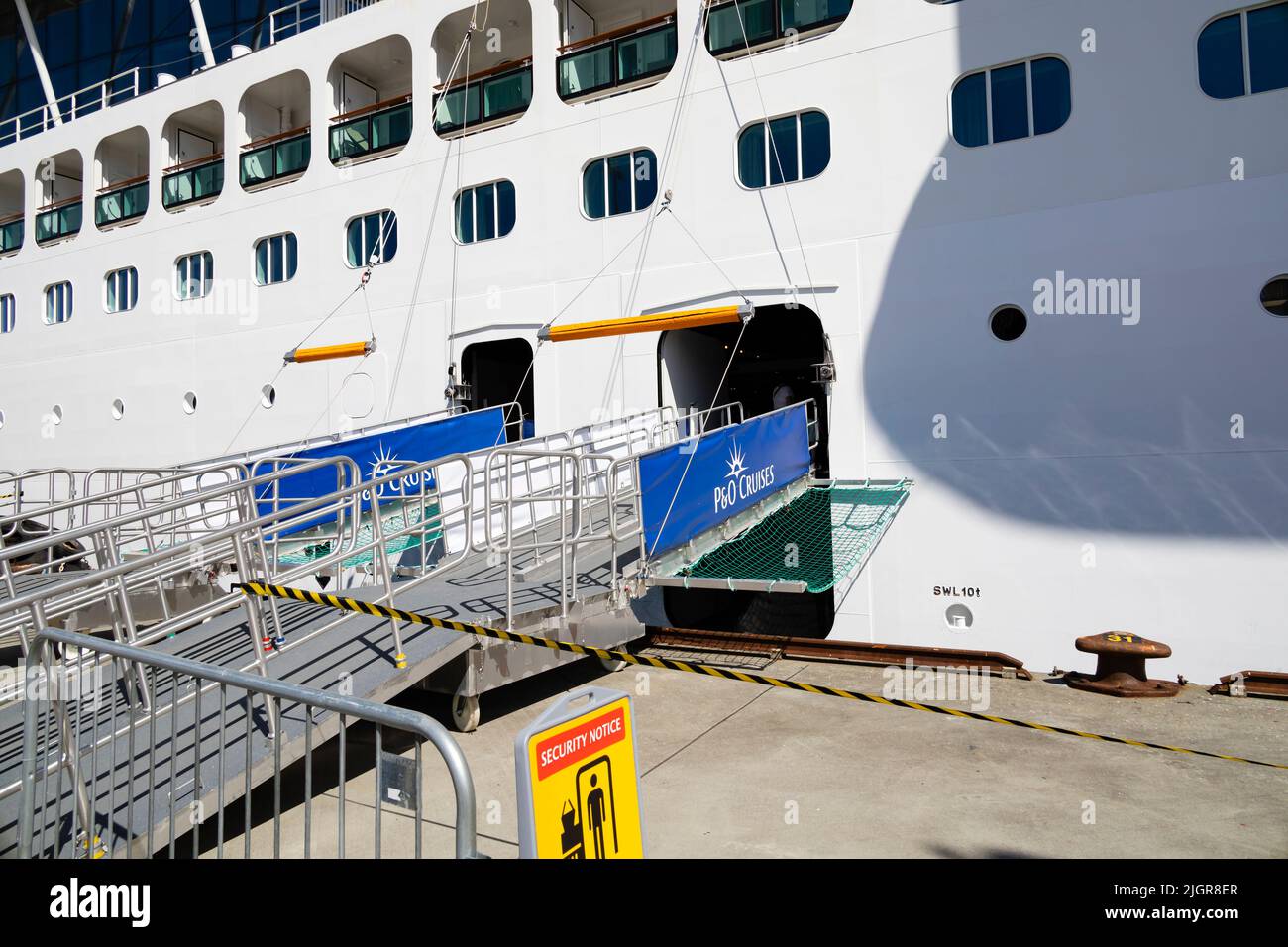 Passerelle d'embarquement, navire de croisière P&O MS Iona, Stavanger, Norvège. Banque D'Images