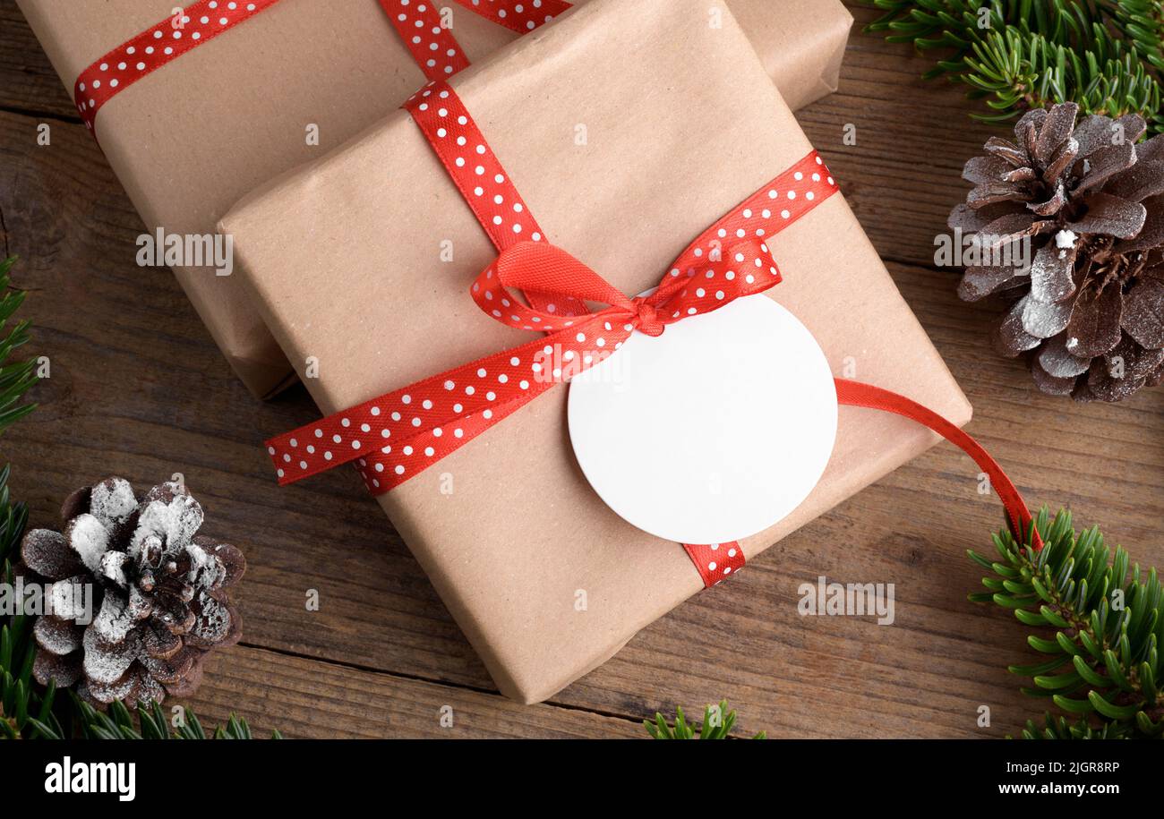 Maquette d'étiquette cadeau de Noël ronde vierge avec boîte cadeau,  maquette d'étiquette de produit, branche de sapin naturel, cônes et  décoration de Noël, Noël Photo Stock - Alamy