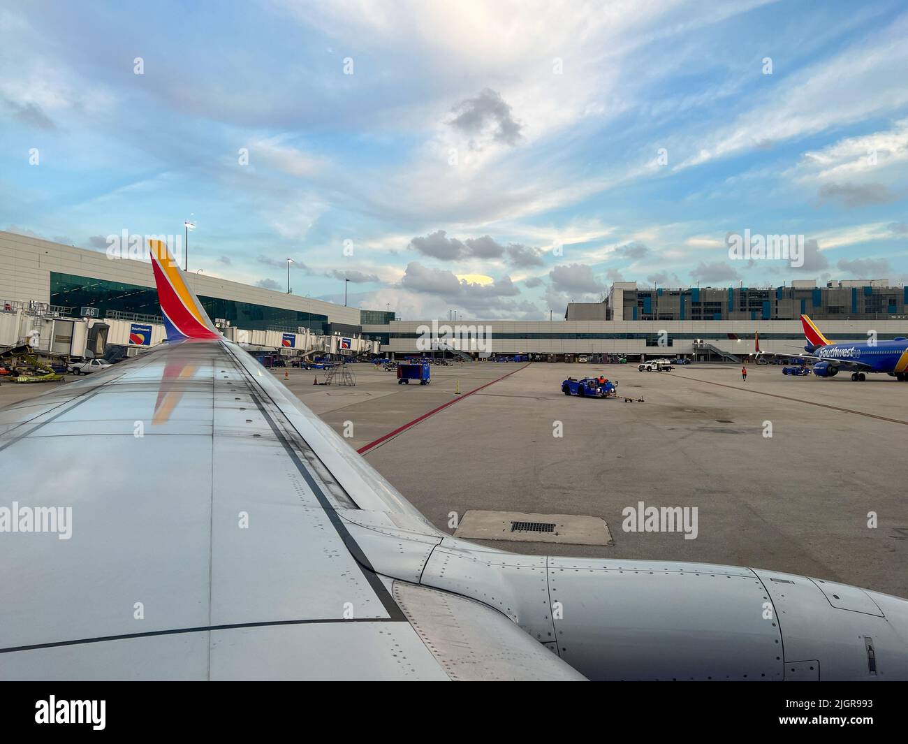 Pi. Lauderdale, FL États-Unis - 1 juillet 2022 : vue sur l'aile sud-ouest de l'avion en laissant le ft. L'aéroport de Lauderdale se prépare pour le décollage. Banque D'Images