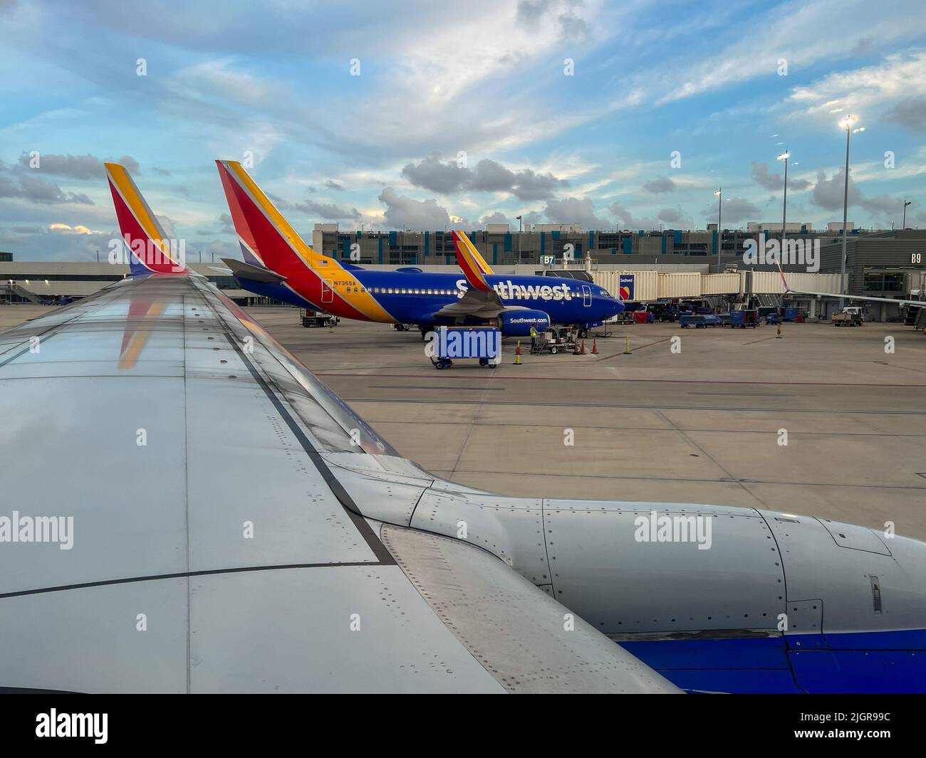Pi. Lauderdale, FL États-Unis - 1 juillet 2022 : vue sur l'aile sud-ouest de l'avion en laissant le ft. L'aéroport de Lauderdale se prépare pour le décollage. Banque D'Images