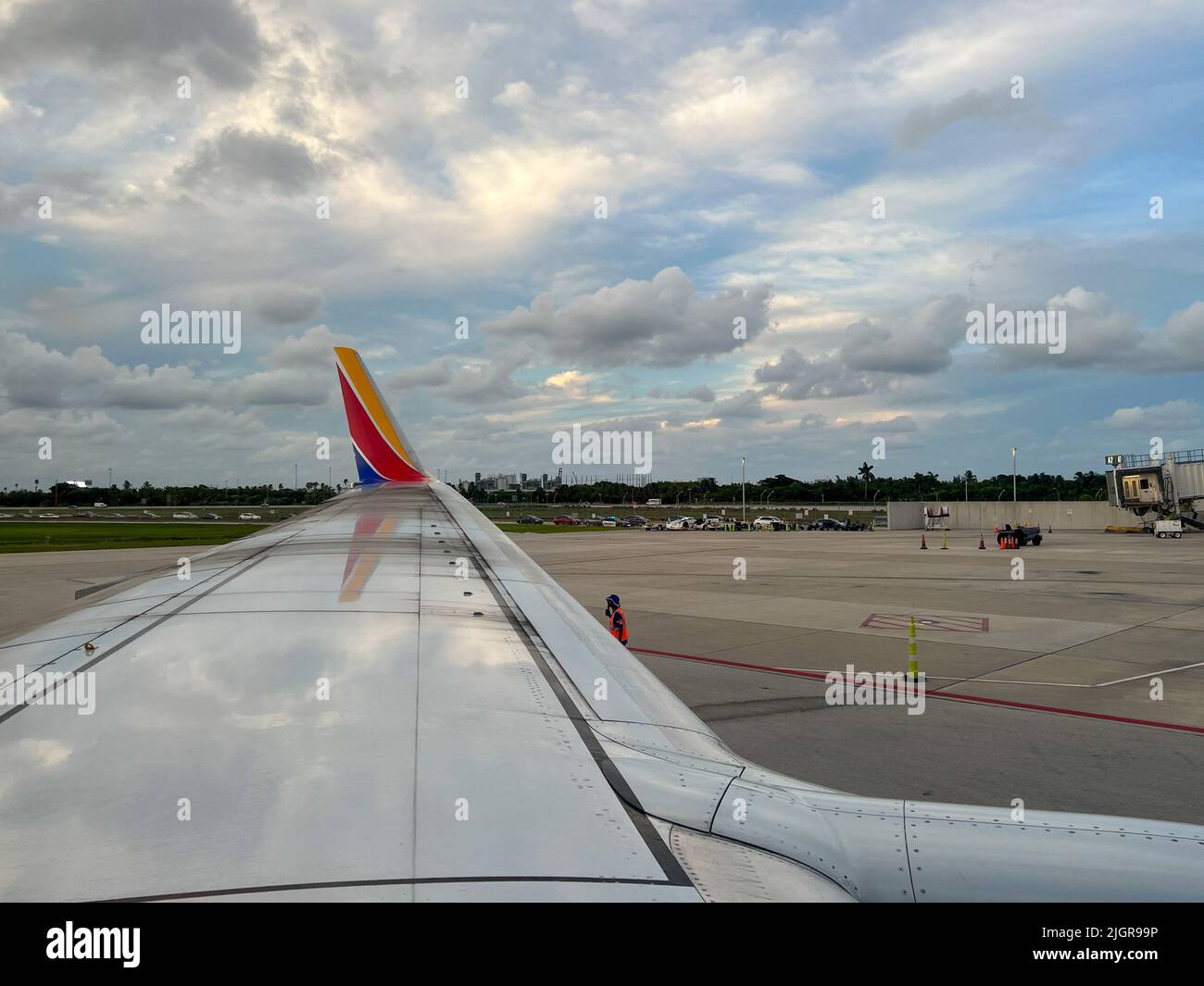 Pi. Lauderdale, FL États-Unis - 1 juillet 2022 : vue sur l'aile sud-ouest de l'avion en laissant le ft. L'aéroport de Lauderdale se prépare pour le décollage. Banque D'Images