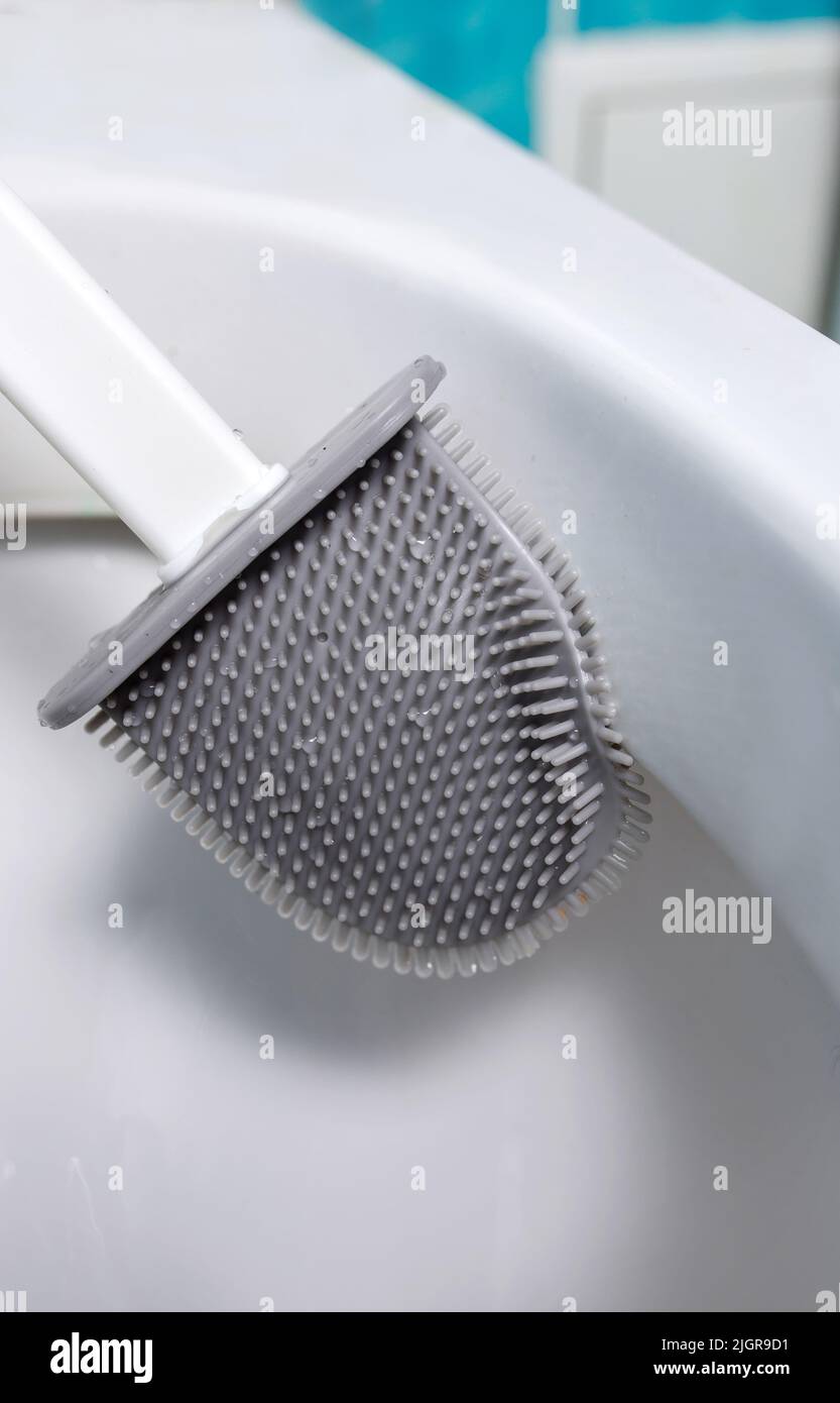 nettoyage des toilettes à l'aide d'une brosse en silicone. Banque D'Images