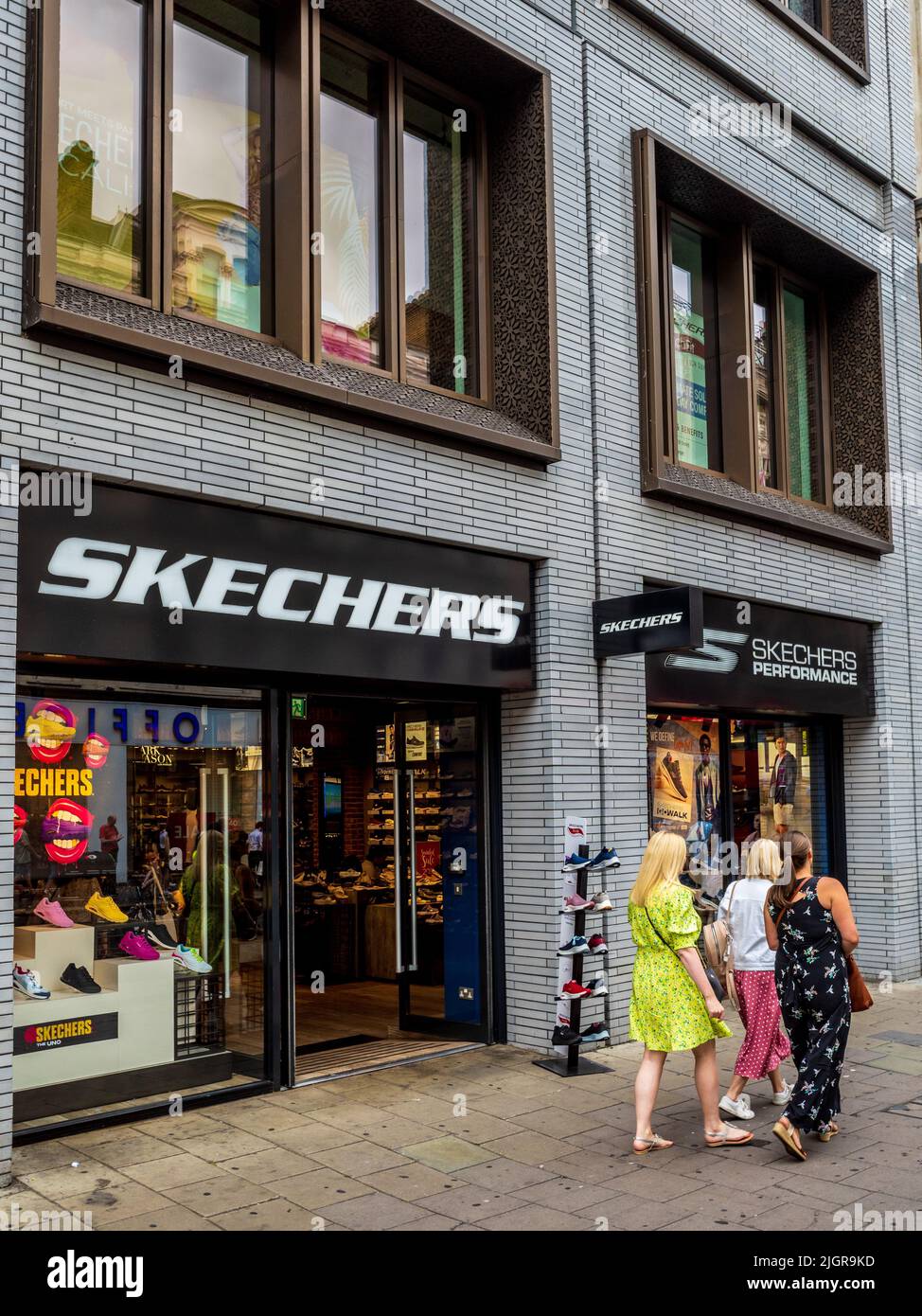 Magasin Skechers sur Oxford Street à Londres. Skechers est une société multinationale américaine de chaussures fondée en 1992. Banque D'Images
