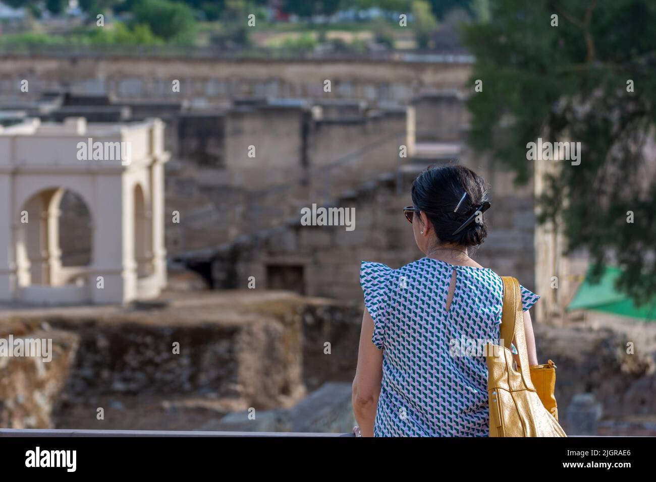 Femme admirant les ruines de l'Alcazaba arabe à Mérida (Espagne) Banque D'Images