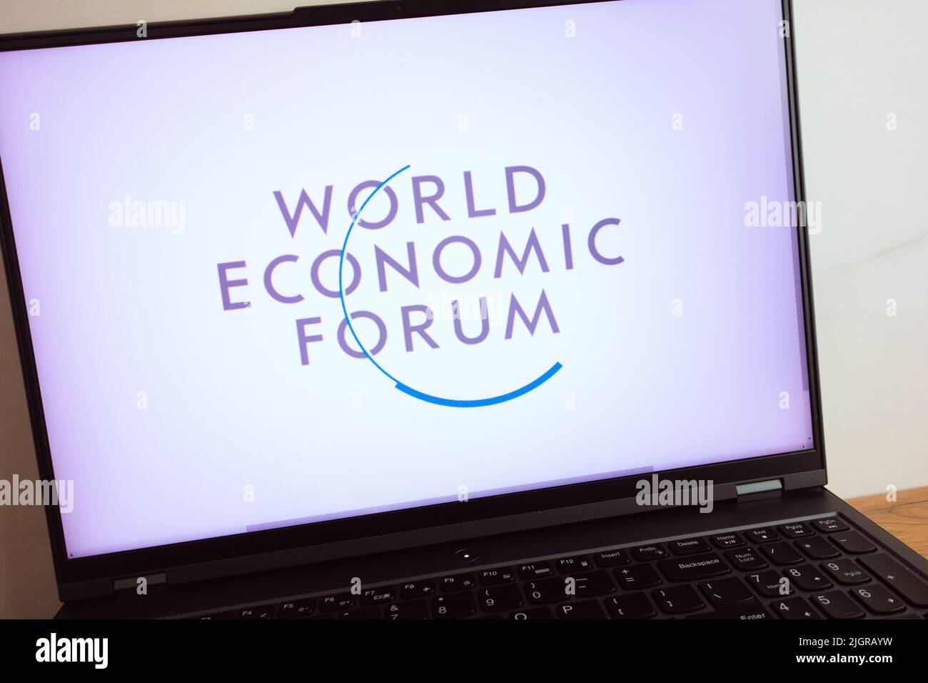 KONSKIE, POLOGNE - 11 juillet 2022 : le logo du Forum économique mondial est affiché sur l'écran de l'ordinateur portable Banque D'Images