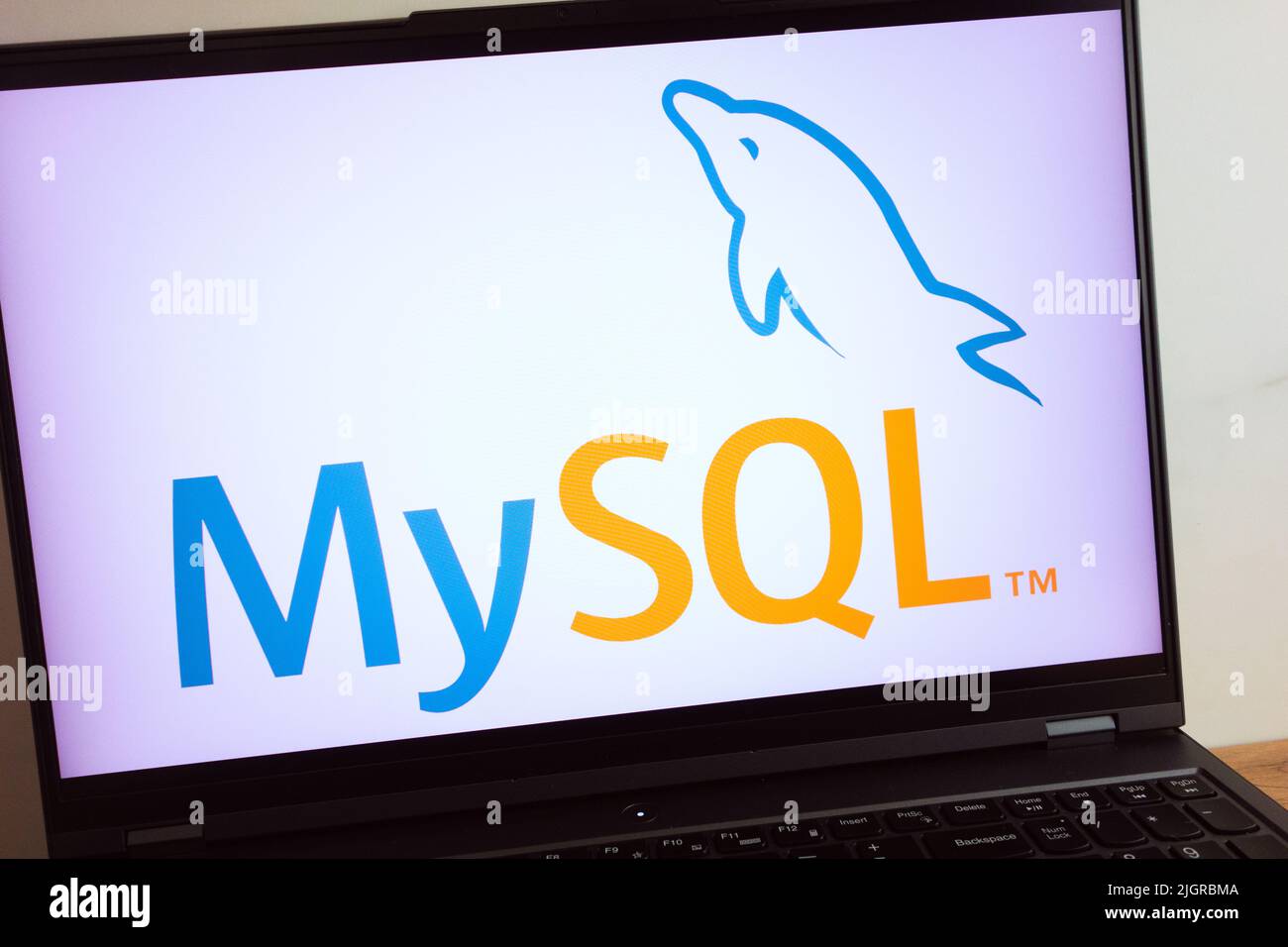 KONSKIE, POLOGNE - 11 juillet 2022 : logo du système de gestion de bases de données relationnelles MySQL affiché sur l'écran de l'ordinateur portable Banque D'Images KONSKIE, POLOGNE - 11 juillet 2022 : logo du système de gestion de bases de données relationnelles MySQL affiché sur l'écran de l'ordinateur portable Banque D'Images