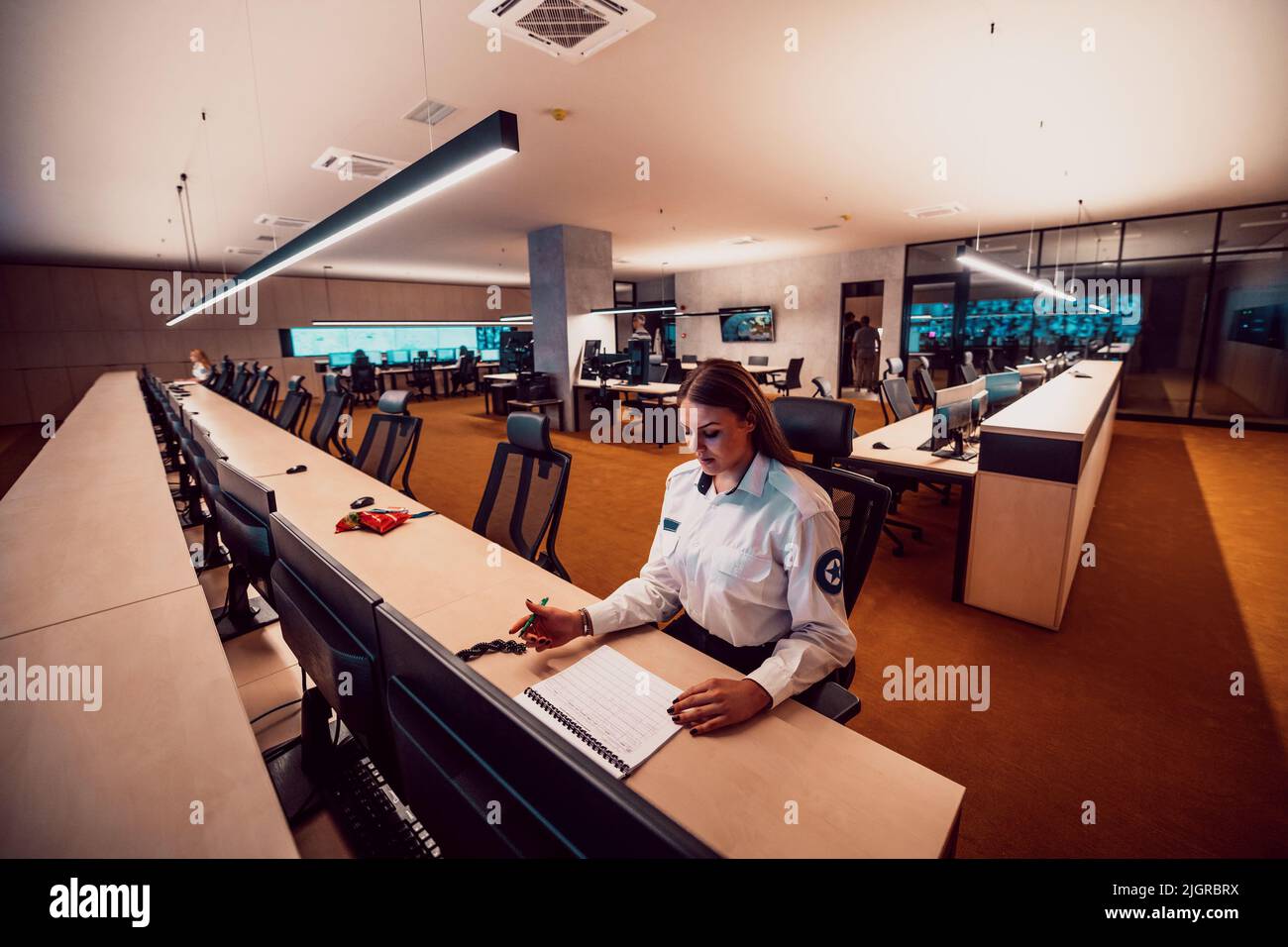 Groupe d'opérateurs de centre de données de sécurité travaillant dans une salle de surveillance CCTV regardant sur plusieurs moniteurs officiers surveillant plusieurs écrans Banque D'Images