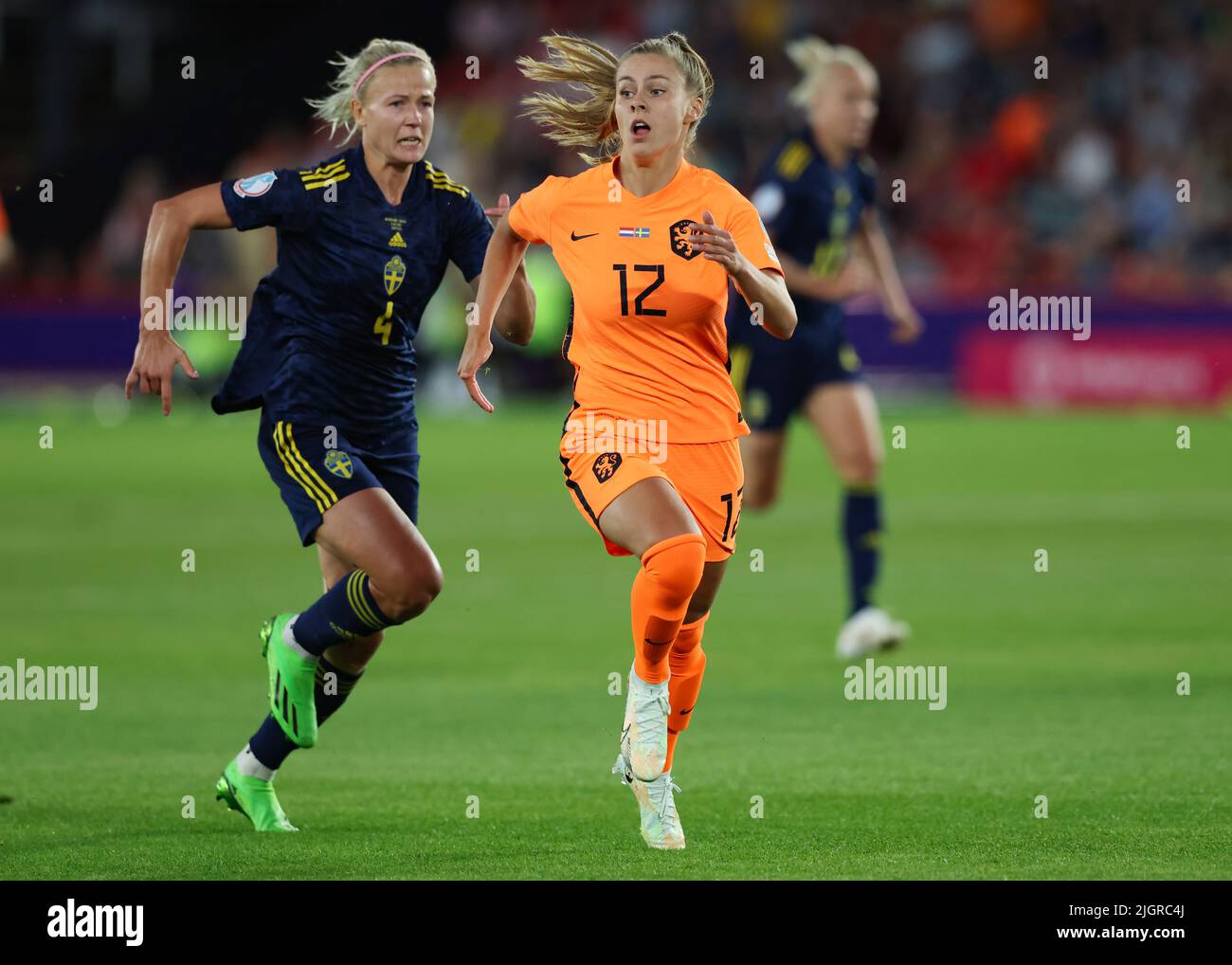 Sheffield, Angleterre, le 9th juillet 2022. Victoria Pelova, des pays-Bas, et Hanna Glas, de la Suède, se sont affronté après le bal lors du championnat d'Europe des femmes de l'UEFA 2022 à Bramall Lane, Sheffield. Le crédit photo devrait se lire: Jonathan Moscrop / Sportimage Banque D'Images