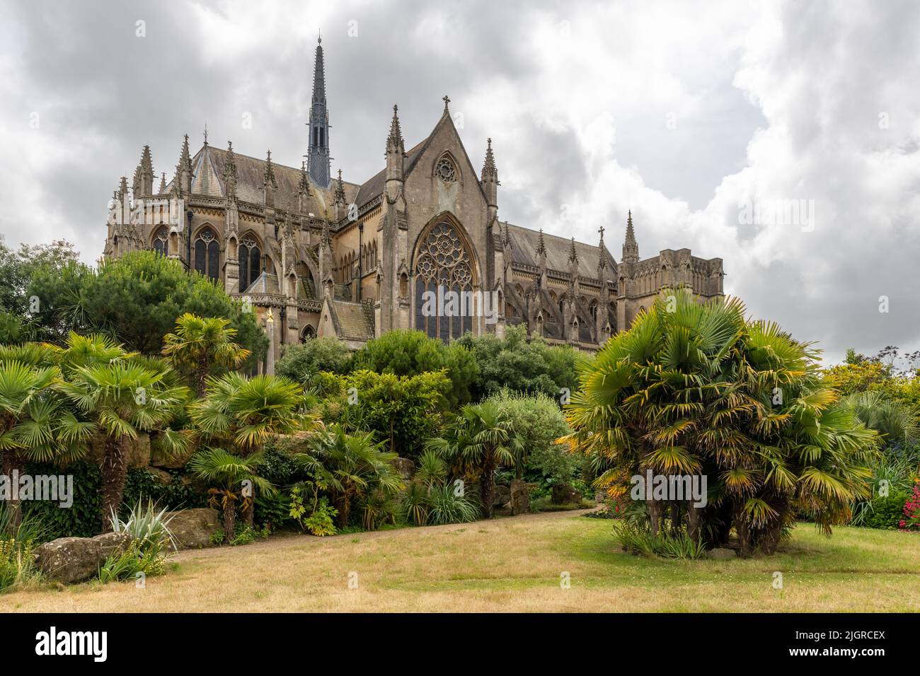 Vue sur la cathédrale d'Arundel depuis les jardins du château Banque D'Images