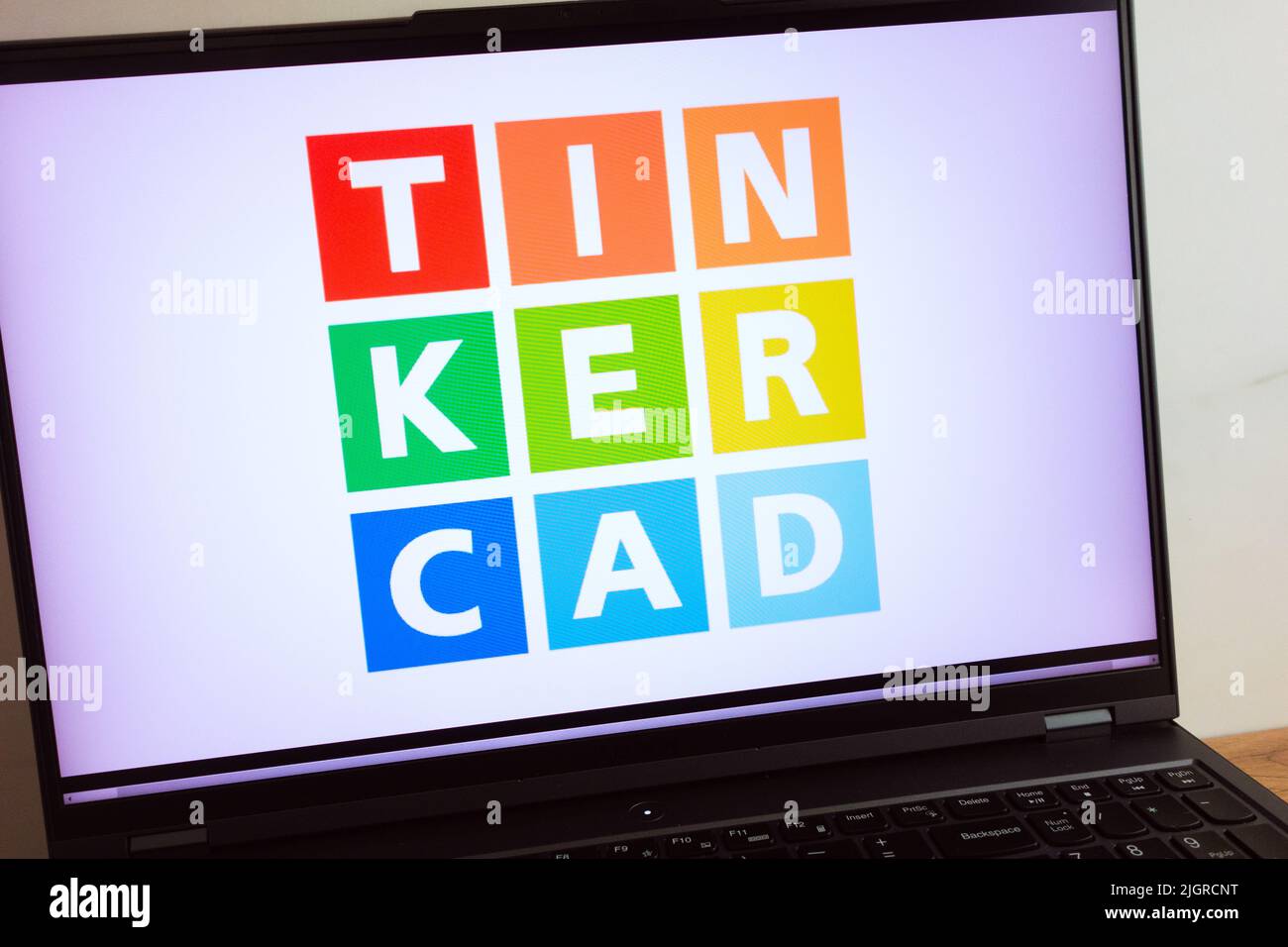 KONSKIE, POLOGNE - 11 juillet 2022: Tinkercad Online Modeling 3D logo du programme affiché sur l'écran de l'ordinateur portable Banque D'Images