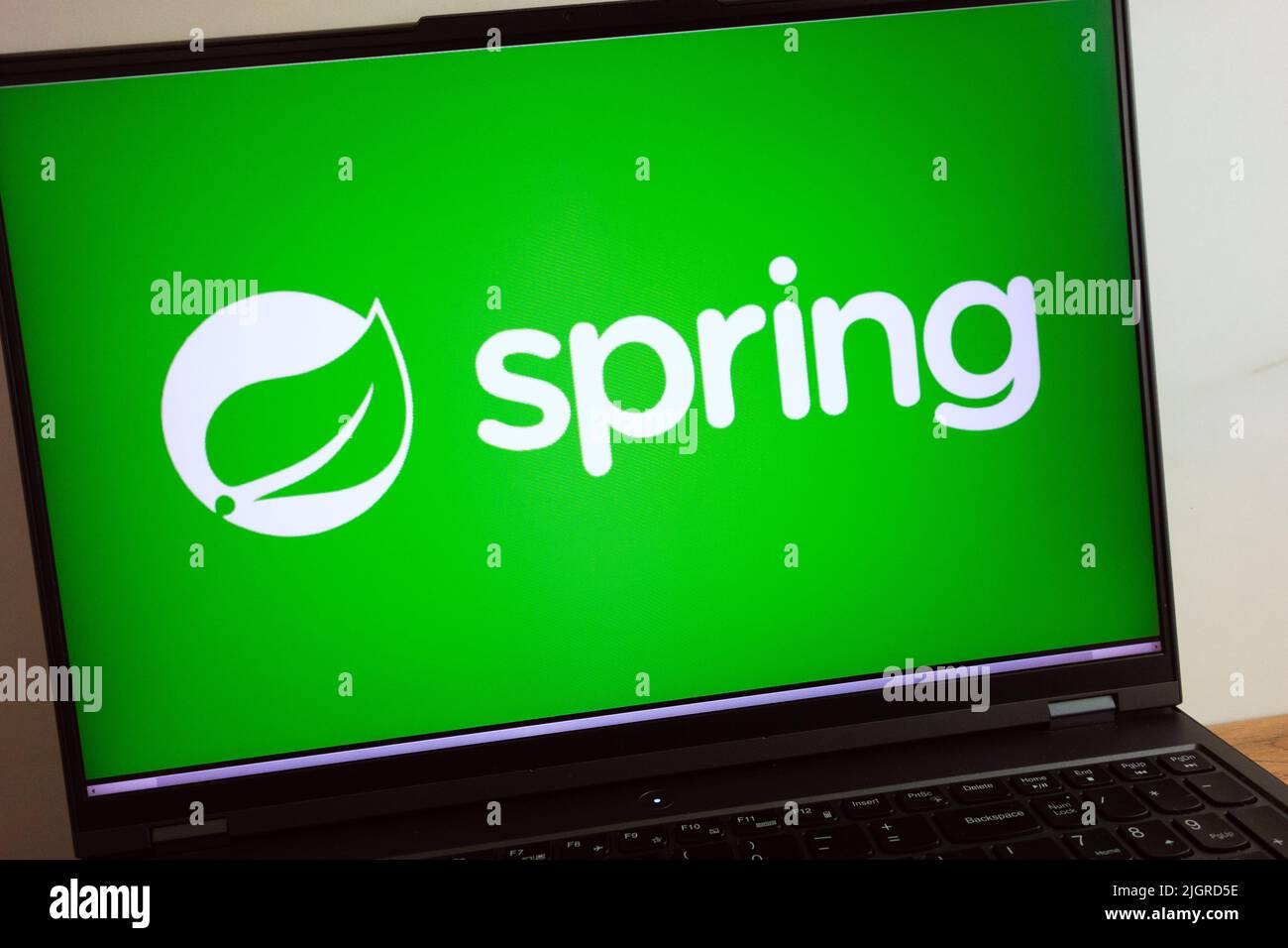 KONSKIE, POLOGNE - 11 juillet 2022 : le logo Spring Framework est affiché sur l'écran de l'ordinateur portable Banque D'Images