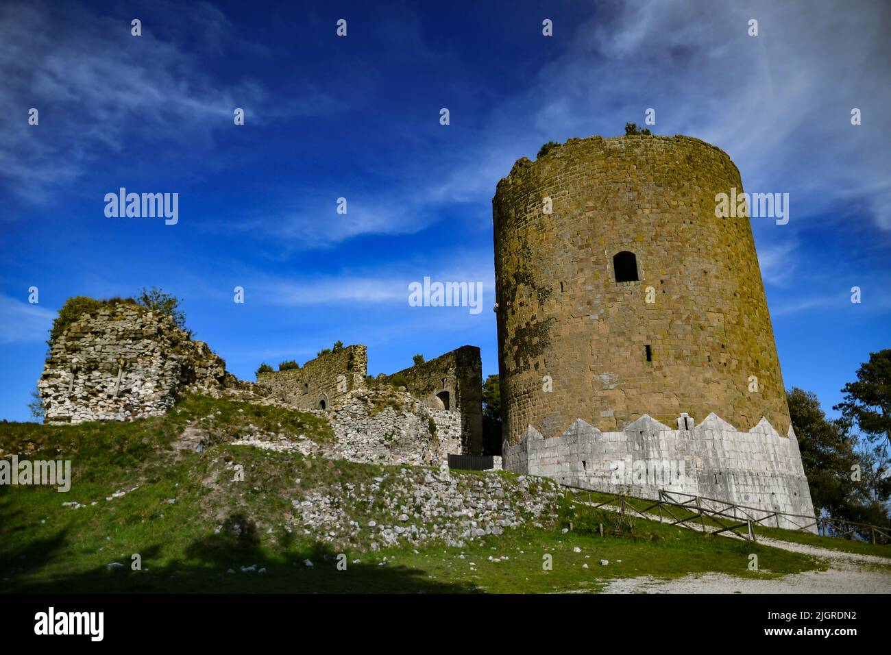 Les ruines d'un château médiéval dans la vieille ville de Caserta, en Italie Banque D'Images